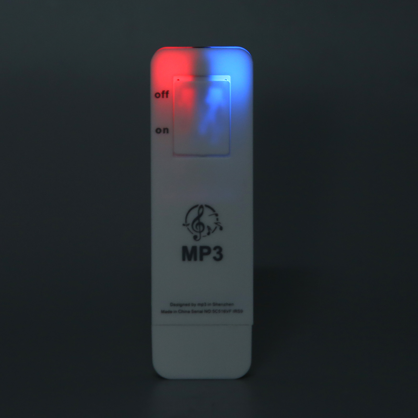 Ein kleiner weißer MP3-Player mit rotem und blauem Licht oben. Er hat 'MP3' und ein Notenlogo auf der Vorderseite.