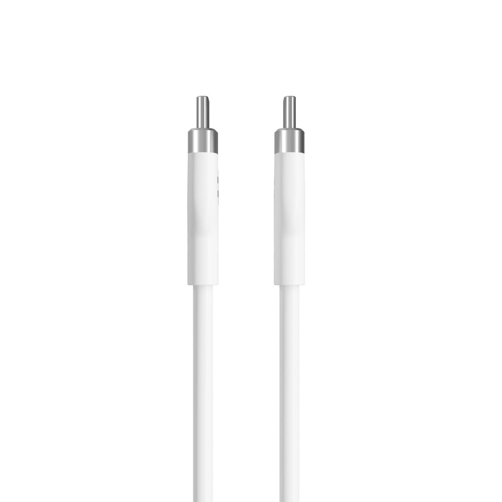 Due cavi RCA bianchi con connettori color argento su sfondo bianco.