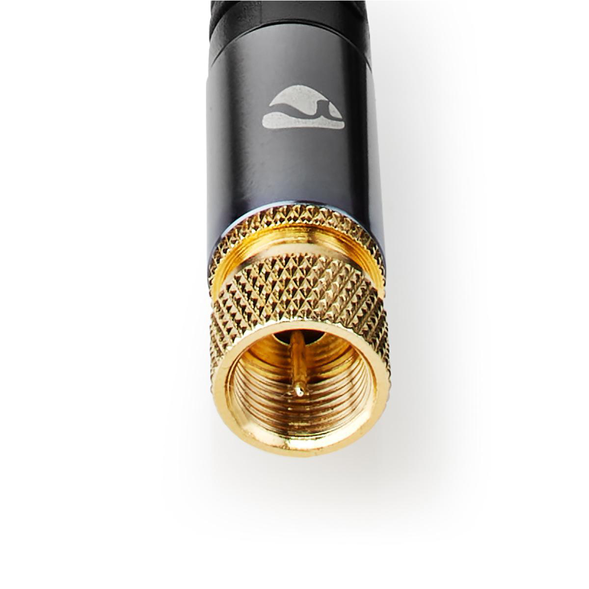 Nahaufnahme eines silber-goldenen Steckers, mit schwarzem Hintergrund und weißer Oberfläche.