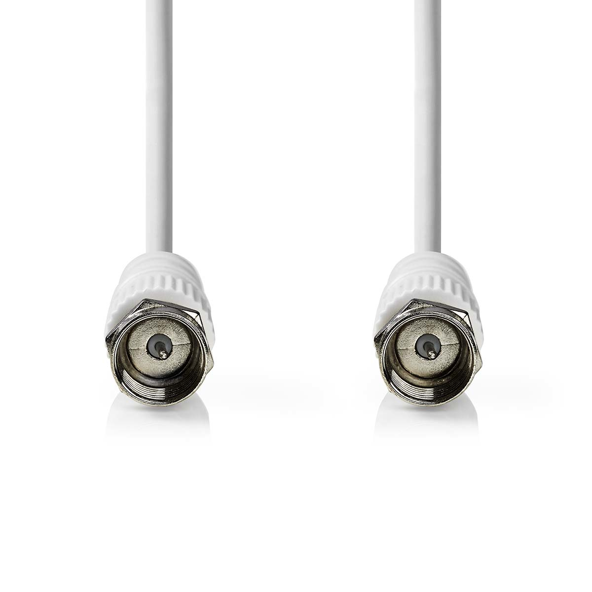 Twee witte kabels met metalen connectoren hangen tegen een witte achtergrond.