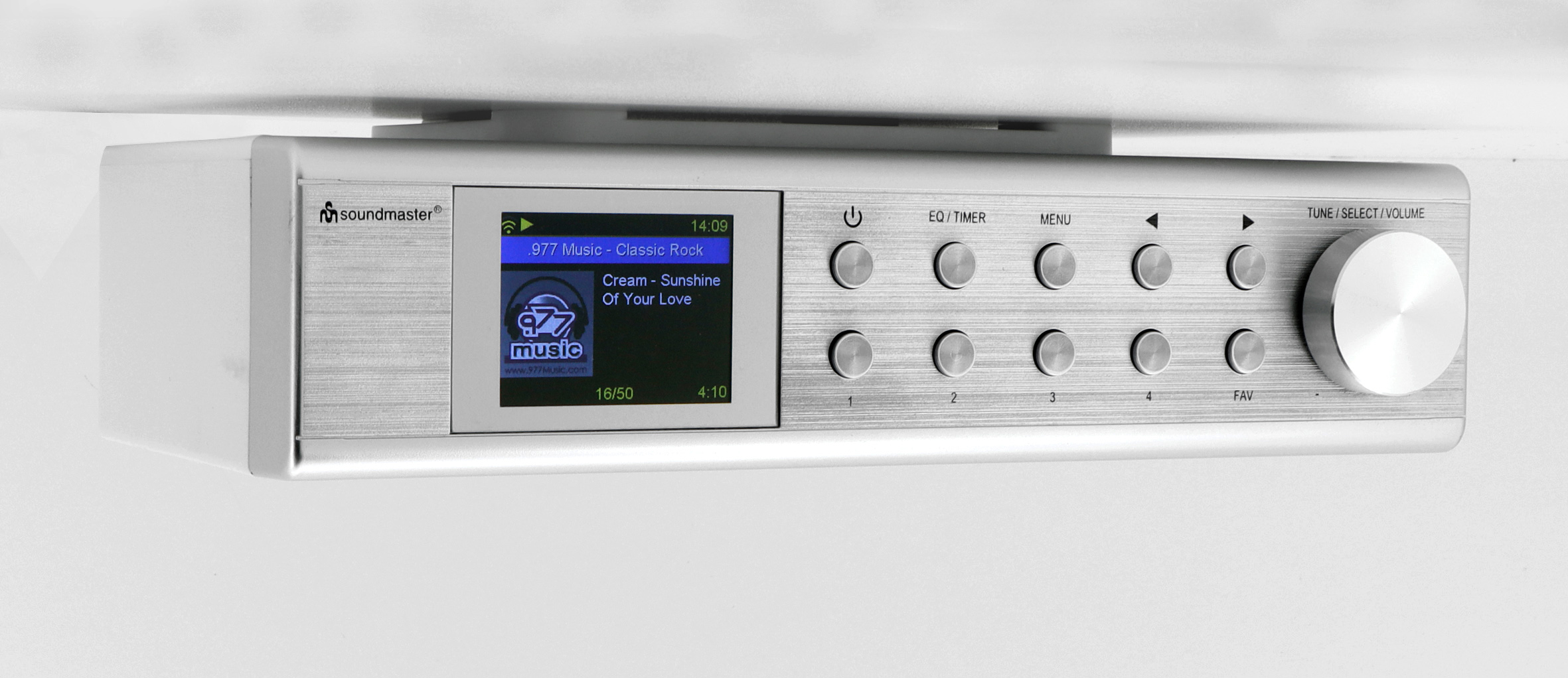 Silbernes Soundmaster-Radio auf weißem Hintergrund, mit einem Bildschirm, der Informationen anzeigt.