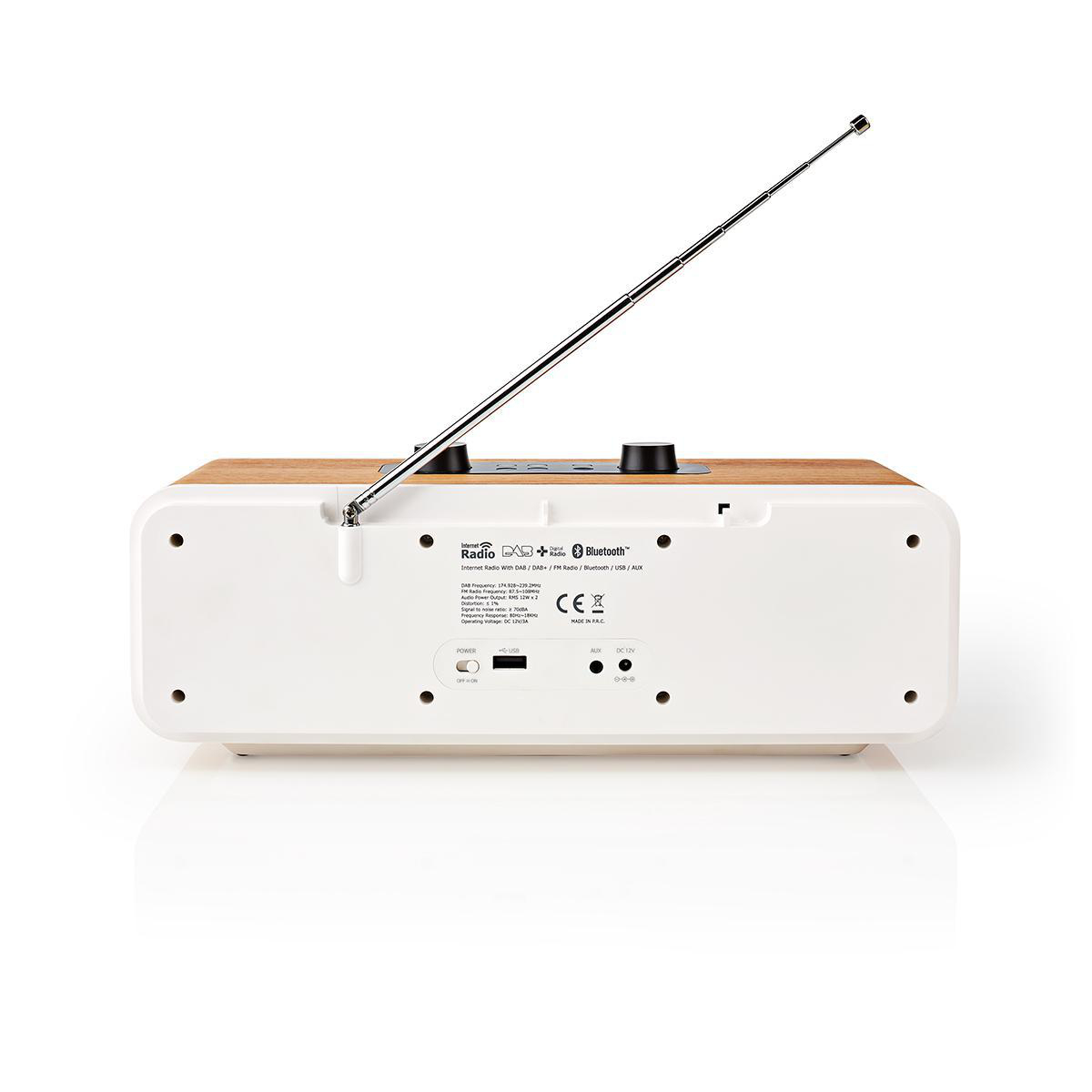 Radio bianca e color legno con un'antenna. Ha pulsanti e un display digitale.