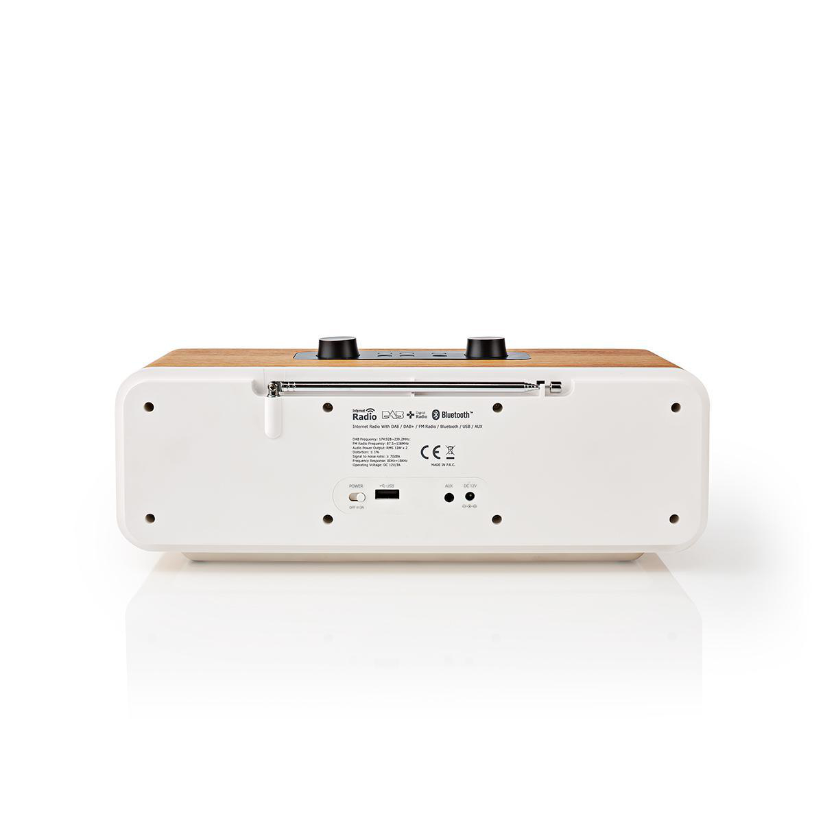 Vista posteriore di una radio bianca e color legno con pulsanti, antenna e porte. Sfondo bianco.