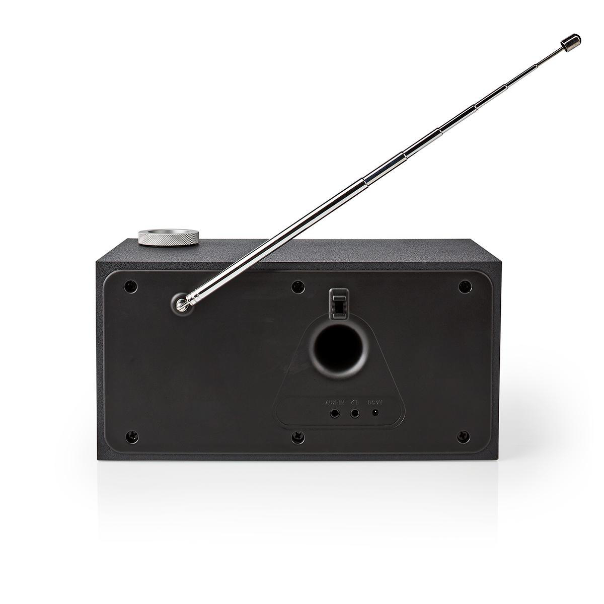 Altoparlante nero con antenna e porte di ingresso/uscita sul retro, su una superficie bianca.
