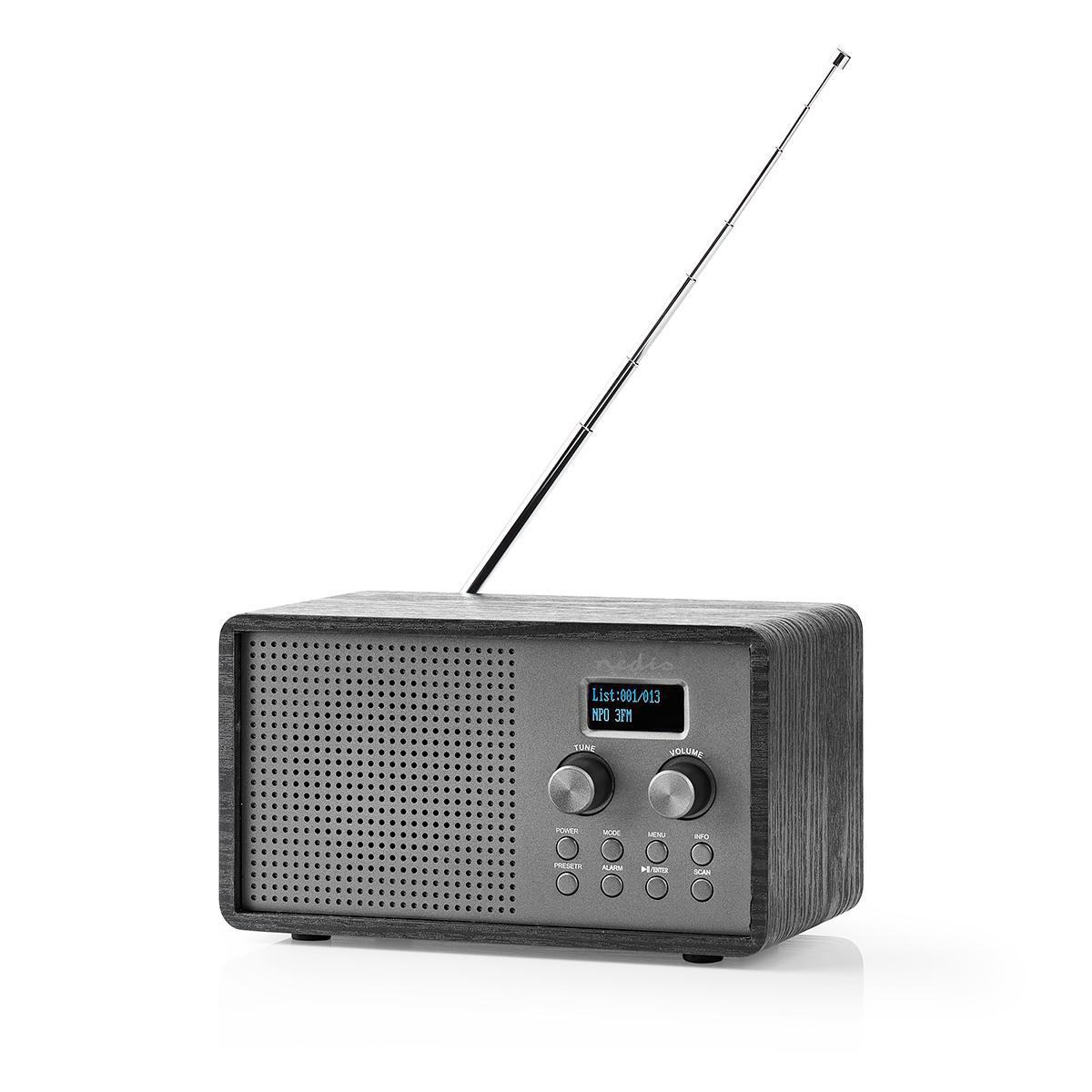 Una radio de madera gris con pantalla, botones y antena metálica, sobre un fondo blanco.