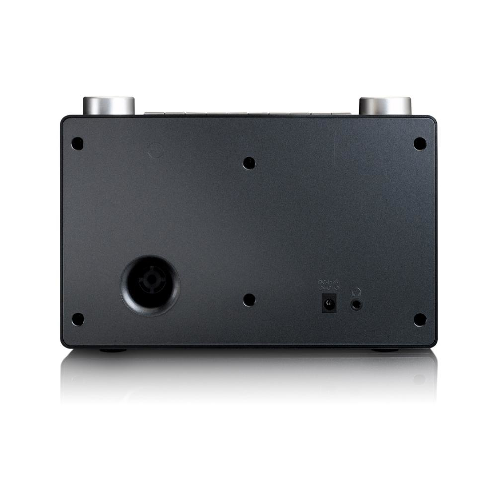 Widok z tyłu czarnego urządzenia, dwa srebrne pokrętła na górze i porty z tyłu.