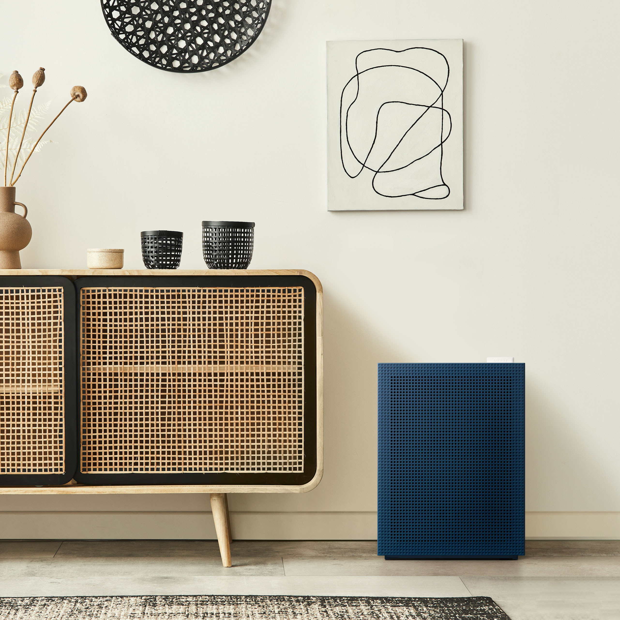 Ein stilvolles Wohnzimmer mit Möbeln und Dekorationen.