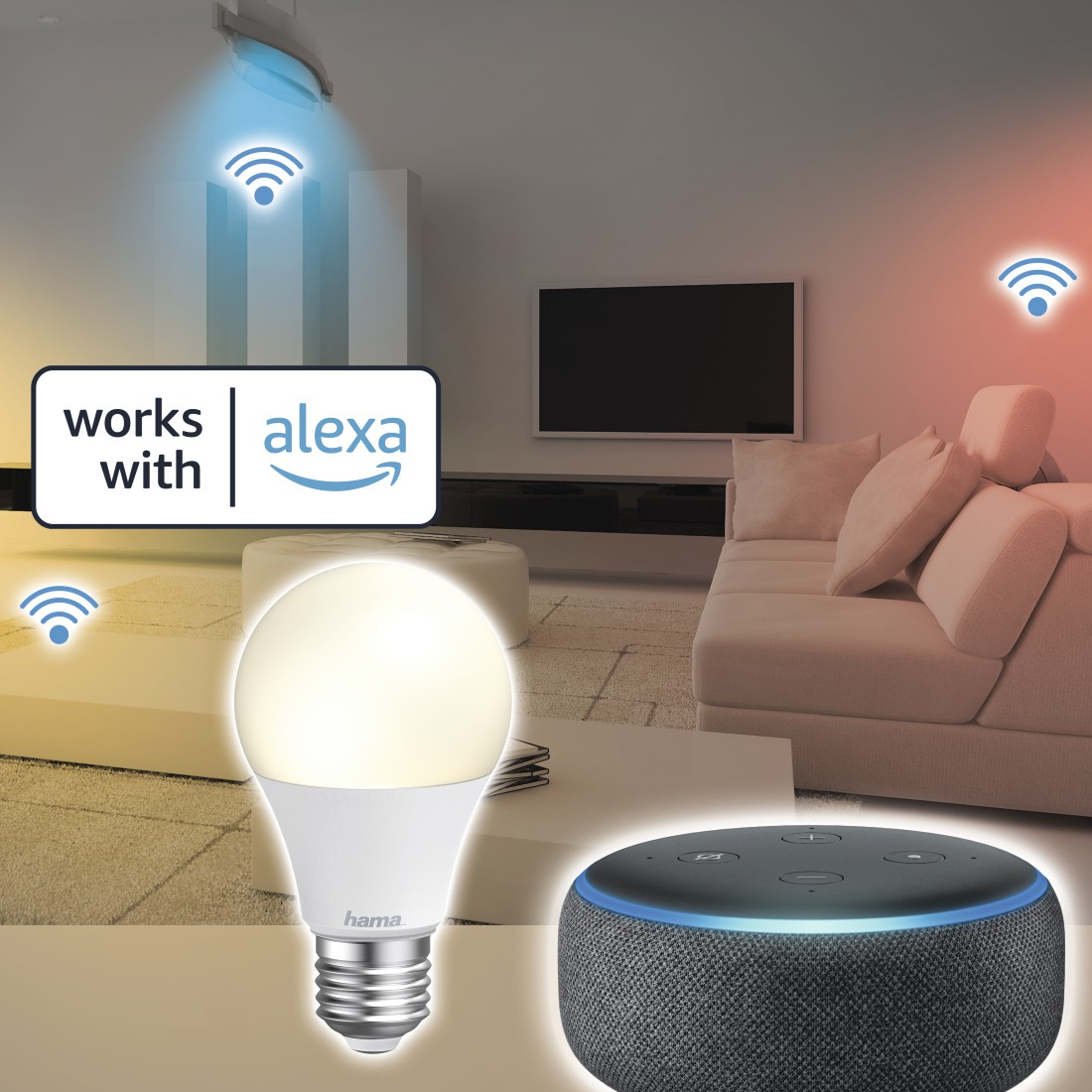Una lampadina bianca con simboli Alexa e Wi-Fi. Un altoparlante intelligente e uno sfondo del soggiorno. Testo: 'works with alexa'.