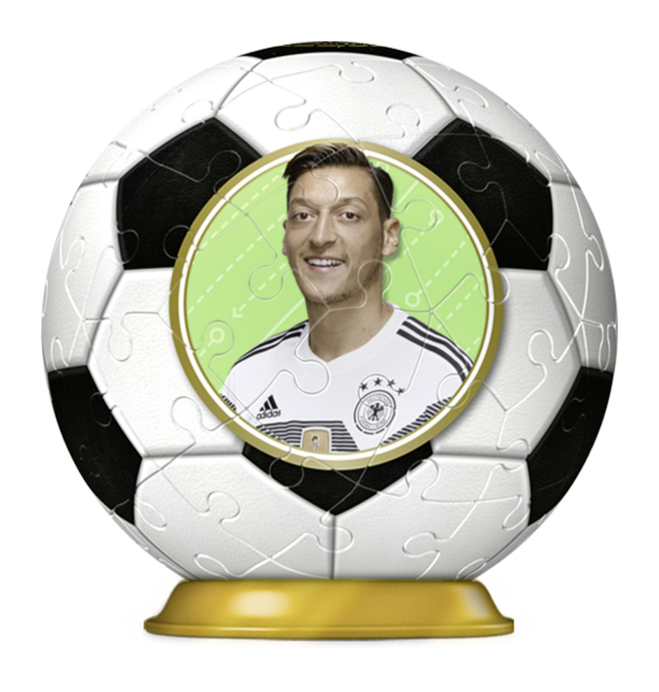 Fußball-Puzzle mit Mesut Özils Bild. Das Puzzle steht auf einem Ständer.