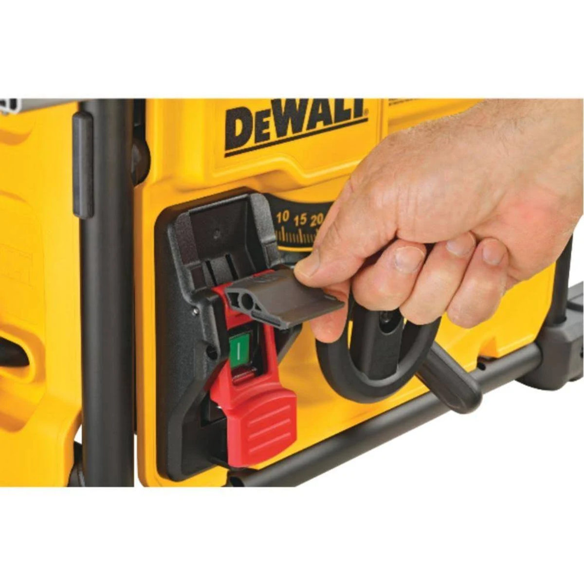 Eine Hand, die einen rot-schwarzen Netzschalter an einem gelb-schwarzen Elektrowerkzeug bedient. Die Marke ist DeWalt.