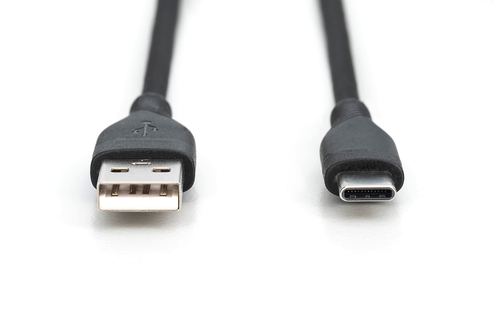 Czarny kabel USB ze złączami USB-A i USB-C, białe tło.