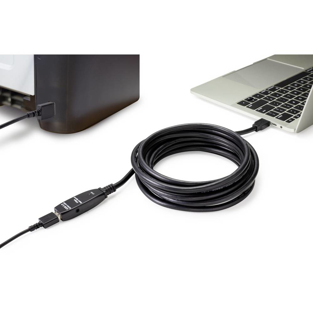 Cavo USB nero collegato a un laptop e a un dispositivo nero, sfondo bianco.