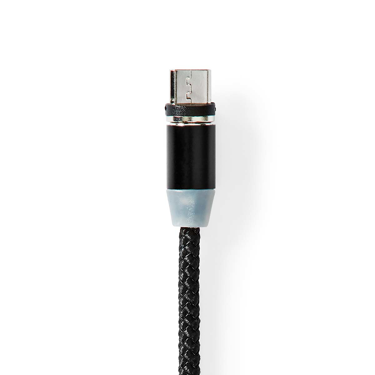 USB-zu-Micro-USB-Kabel. Das Kabel ist schwarz und hat eine geflochtene Textur. Weißer Hintergrund.