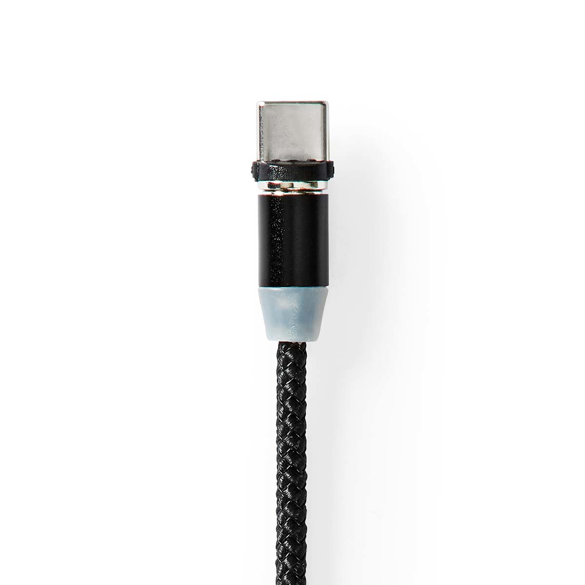 USB-C-Kabel mit schwarz geflochtener Schnur und silberfarbenem Stecker. Weißer Hintergrund.