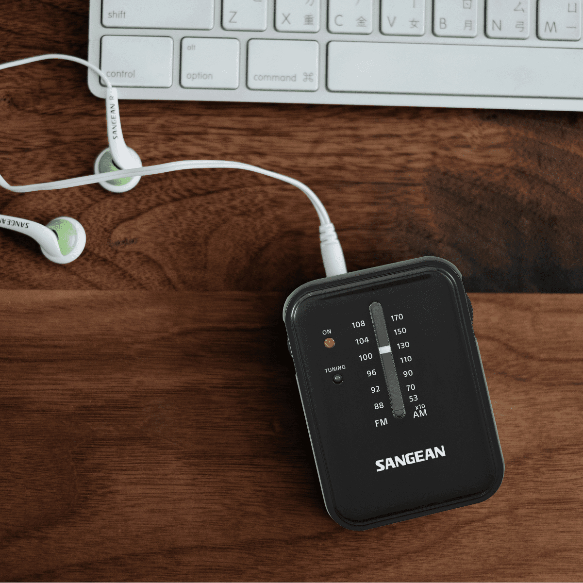 Zbliżenie srebrnego panelu sterowania urządzenia ze światłem.