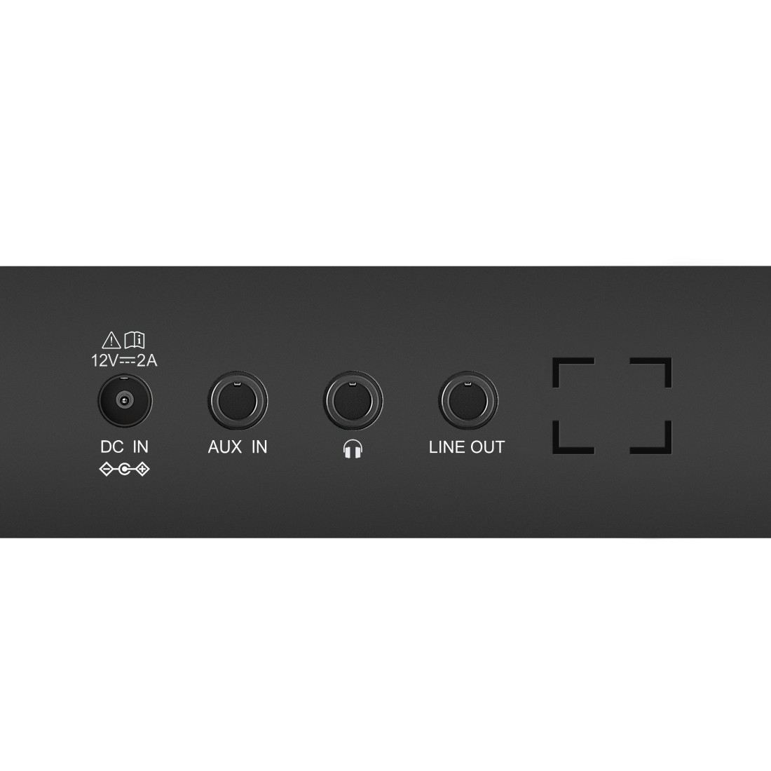 Czarny tył urządzenia, porty: DC in, AUX in, słuchawki, wyjście liniowe. Białe tło.