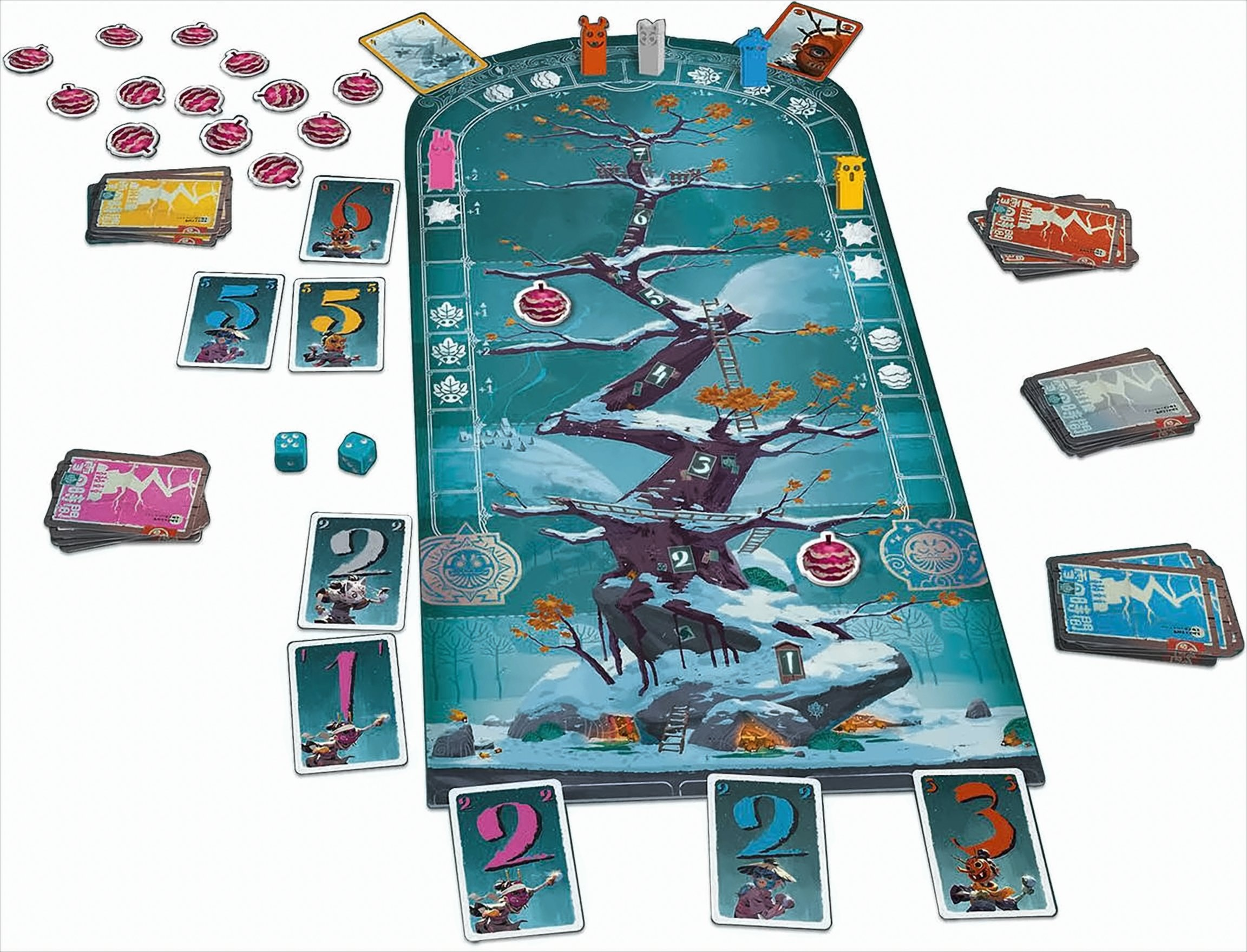 Brettspiel aufgebaut. Das Spiel hat ein Baumdesign mit Karten und herumliegenden Spielsteinen.