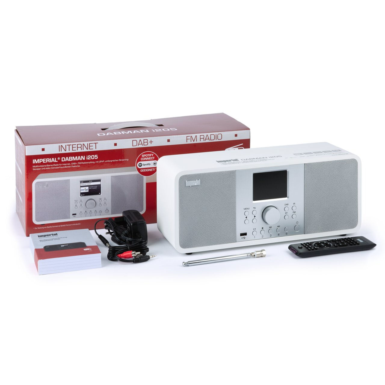 Białe radio i akcesoria z pudełkiem oznaczonym DAB+ i FM Radio. Zawiera pilota i antenę.