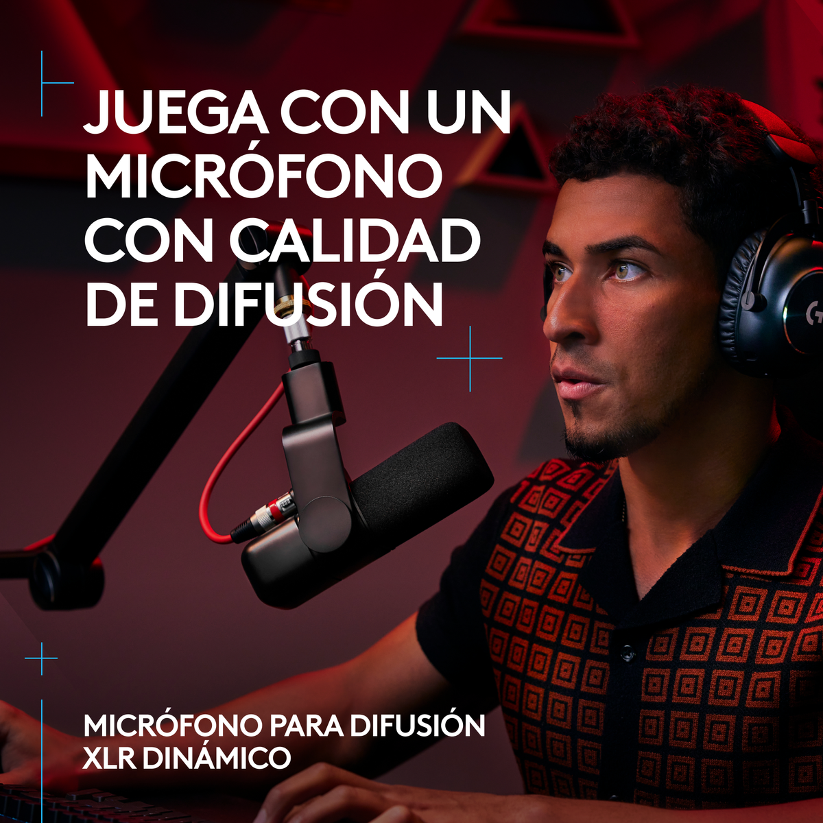 Mężczyzna nosi słuchawki w pobliżu czarnego mikrofonu z czerwonym kablem; geometryczne wzory i tekst nakładają się na obraz.