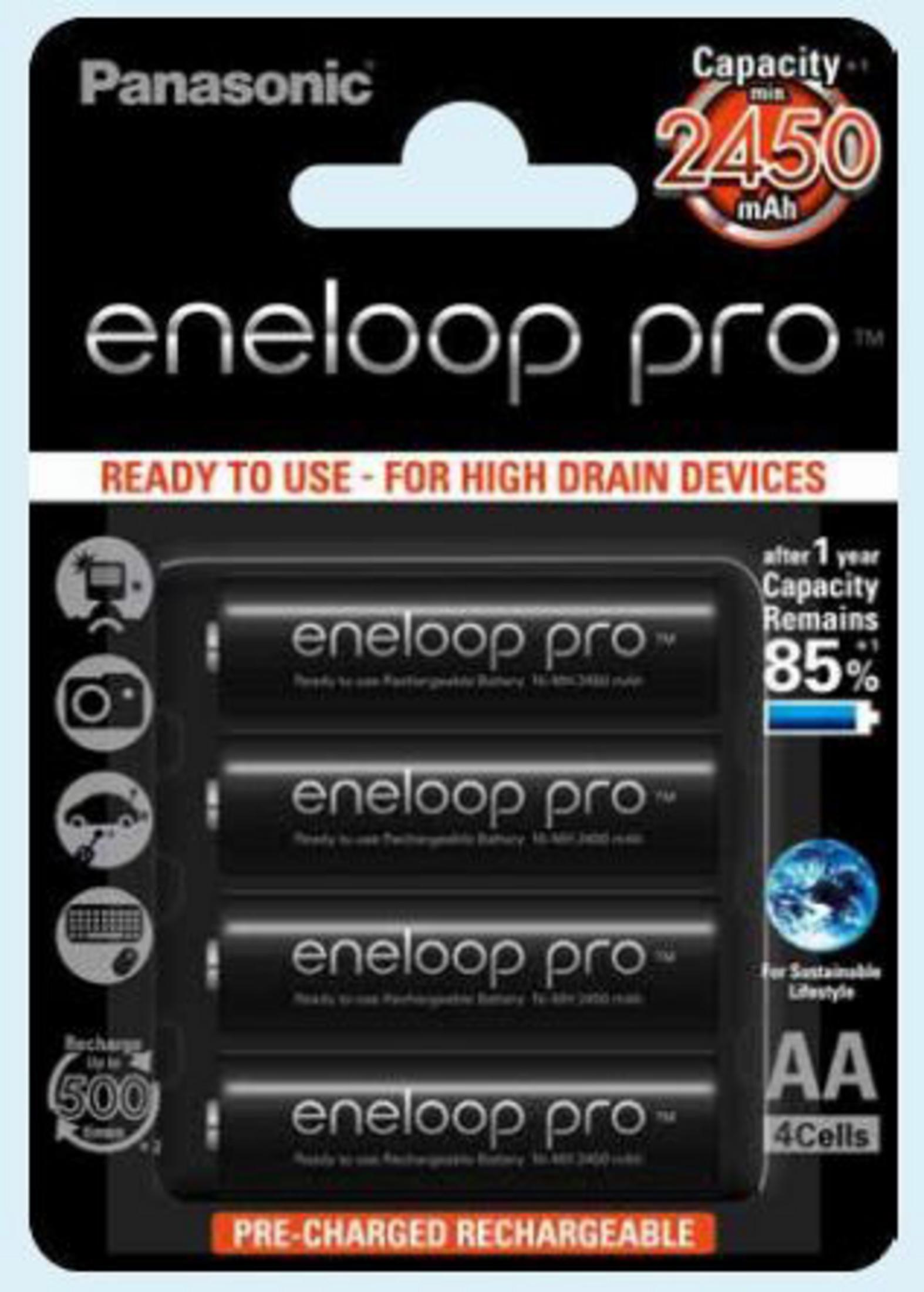 Eine Packung mit vier eneloop pro AA Akkus. Die Packung ist schwarz und grau.