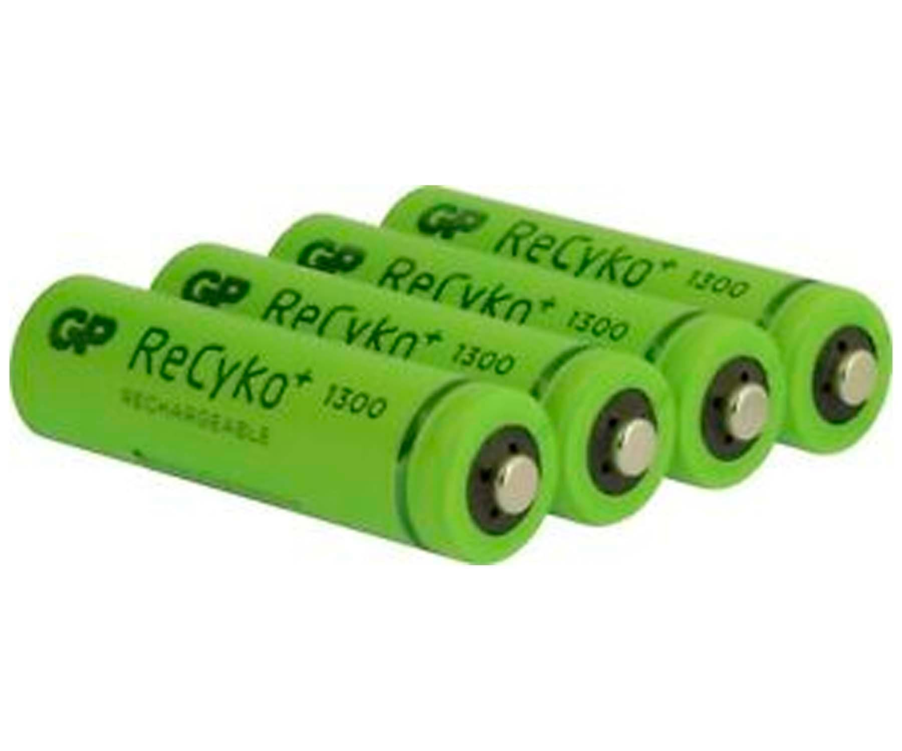 Quattro batterie verdi GP ReCyko+ 1300. Sfondo bianco.