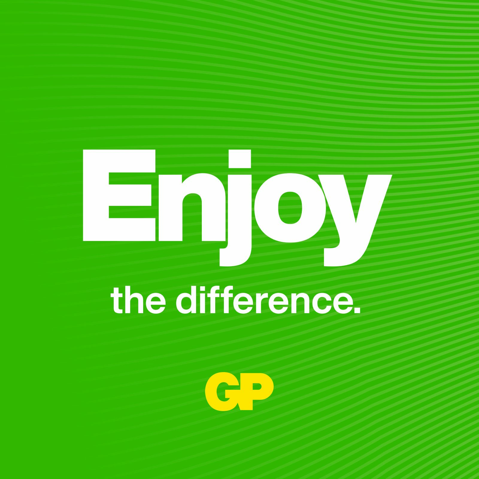 Biały tekst 'Enjoy the difference' na zielonym falistym tle z logo GP.
