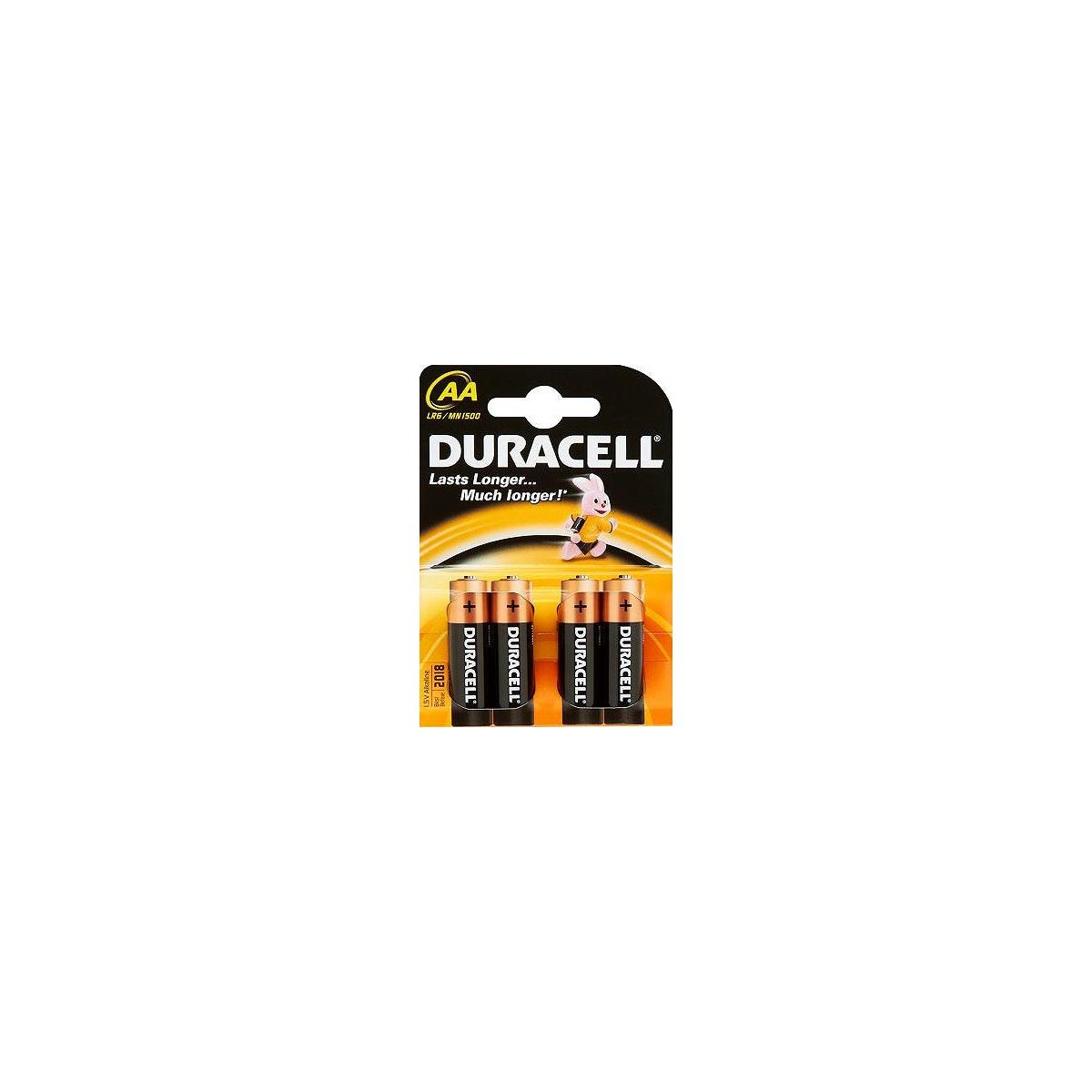 Eine Packung mit vier AA Duracell-Batterien. Die Batterien stehen aufrecht.