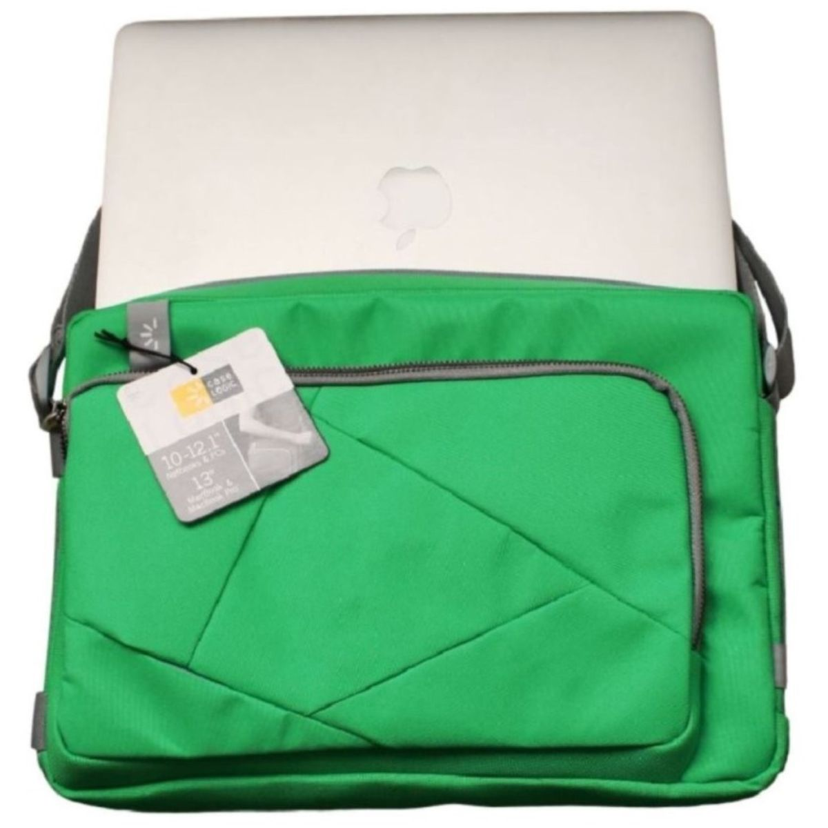Eine grüne Laptoptasche mit einem Laptop und einem Etikett. Die Tasche hat einen Schultergurt.