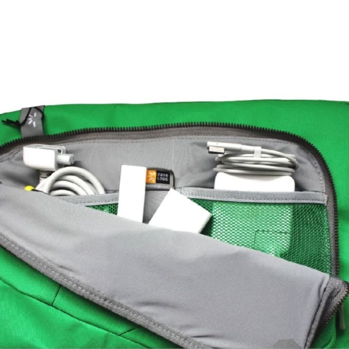 Innere eines grünen Rucksacks. Enthält Ladegeräte und Kabel, ordentlich in Taschen organisiert.