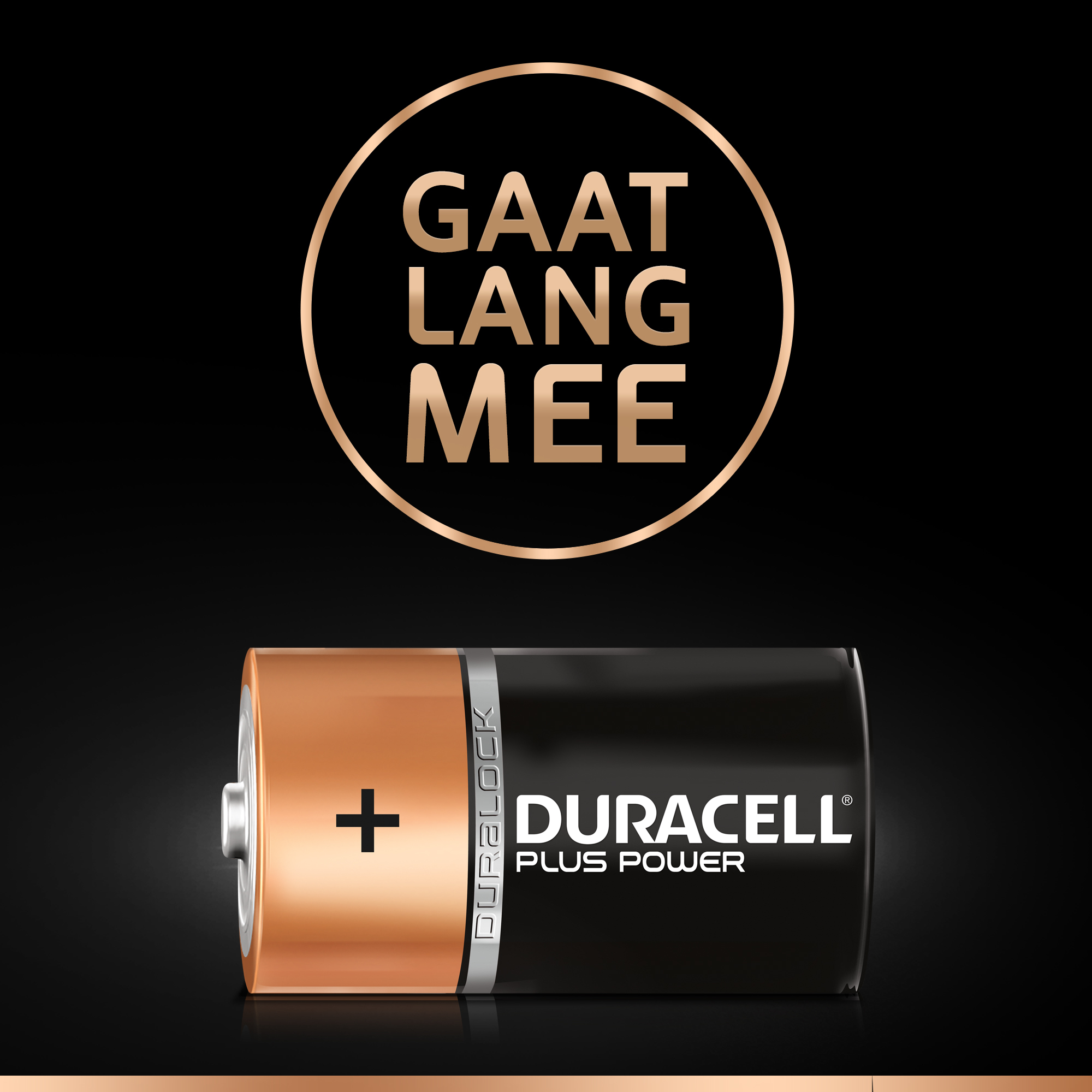 Una batteria Duracell con un segno più. Il testo intorno dice 'GAAT LANG MEE' in oro e nero.