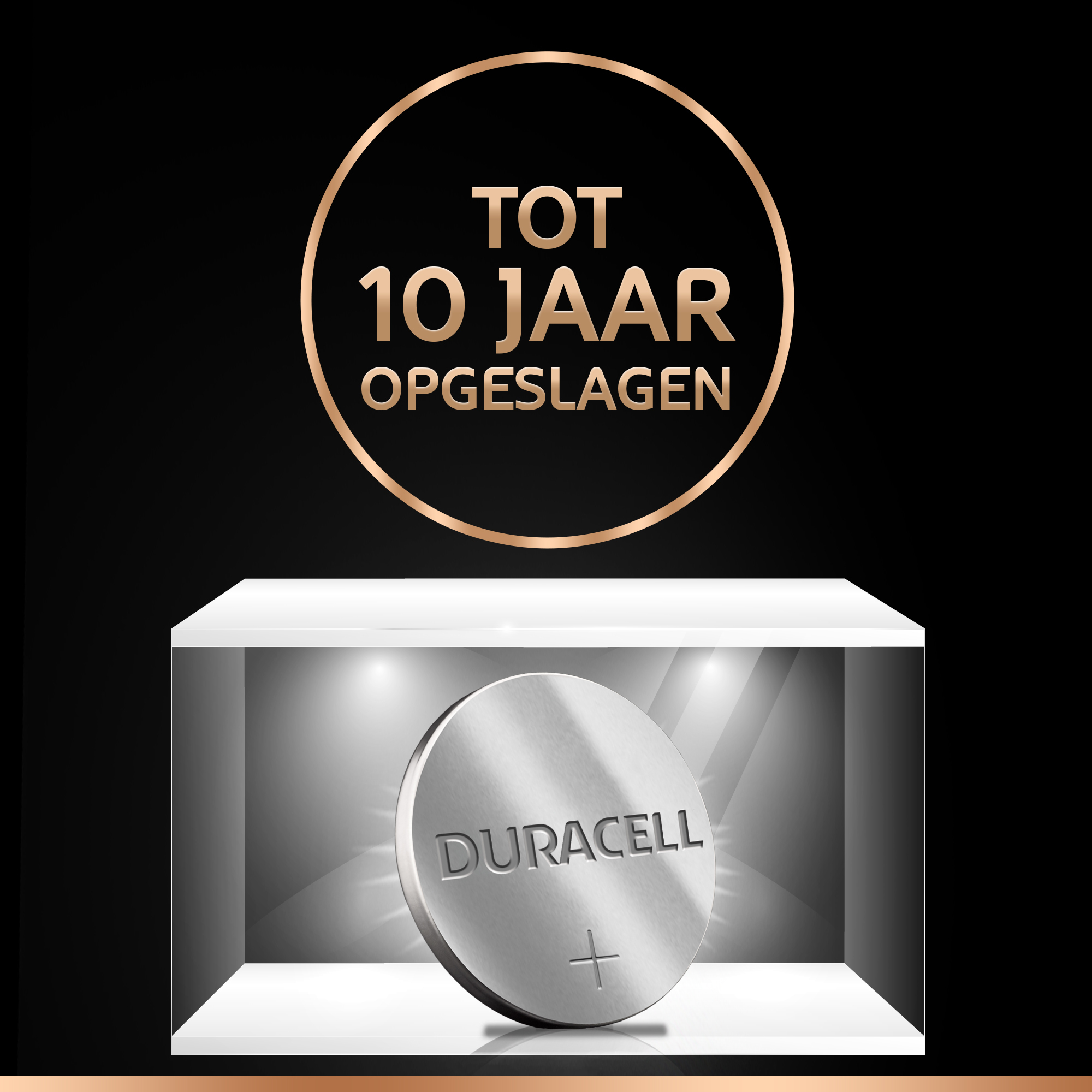 Eine Duracell-Batterie auf einem weißen Regal. Der Text darüber lautet: 'Bis zu 10 Jahre gelagert'.