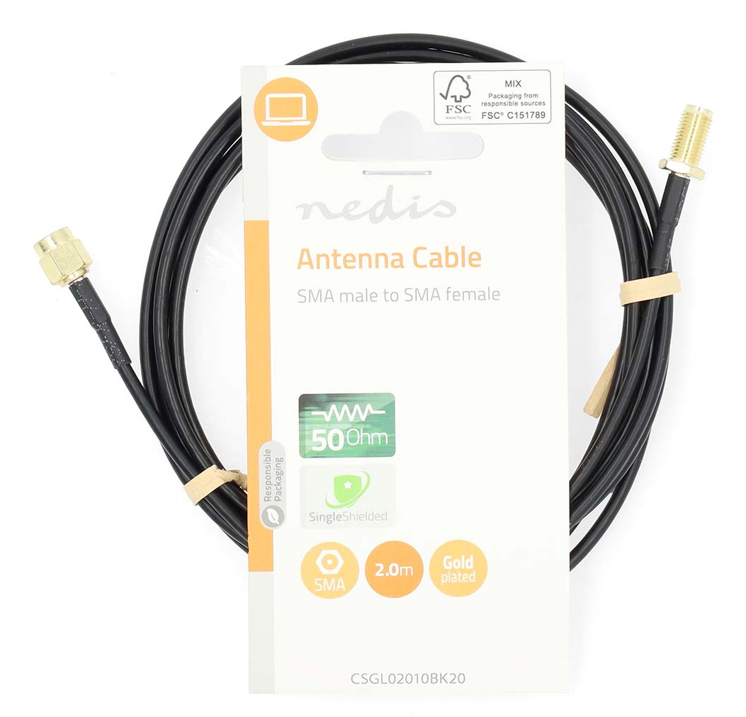 Czarny kabel antenowy ze złoconymi złączami i białą etykietą. Na białym tle.