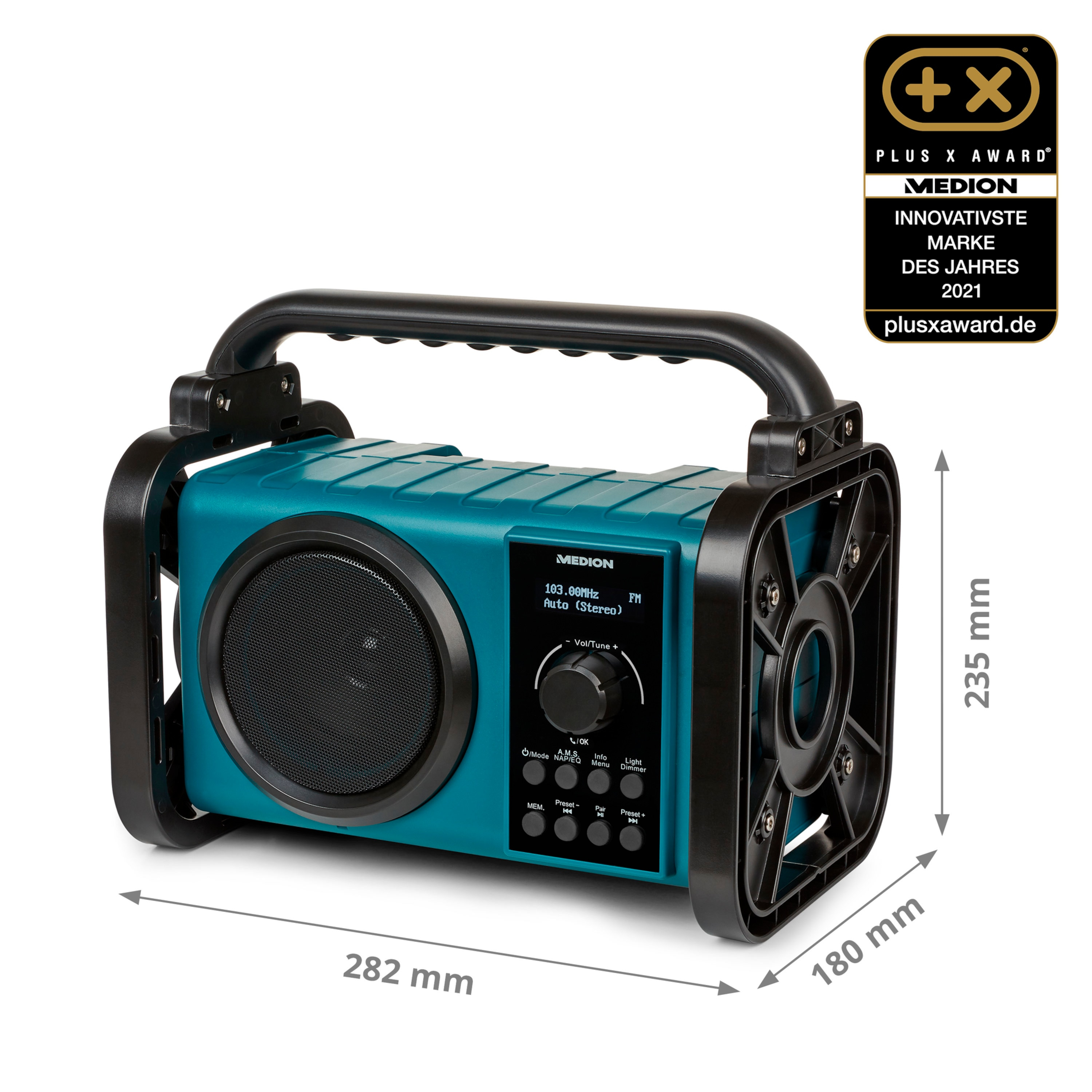 Surowe filety rybne, łosoś, w plastikowych woreczkach, na białej powierzchni.