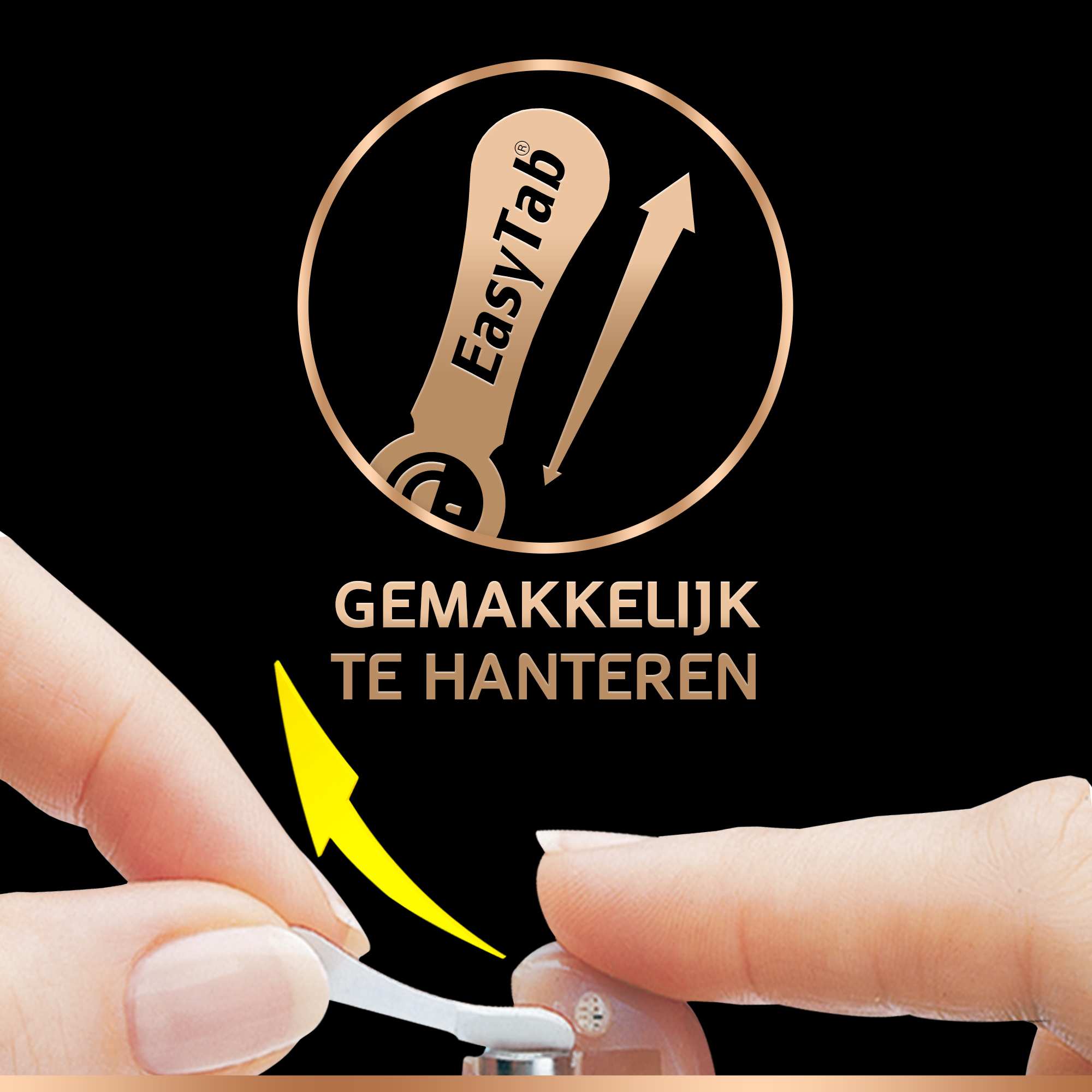 Zbliżenie: dłonie wchodzące w interakcję z aparatem słuchowym. Logo i tekst EasyTab u góry.