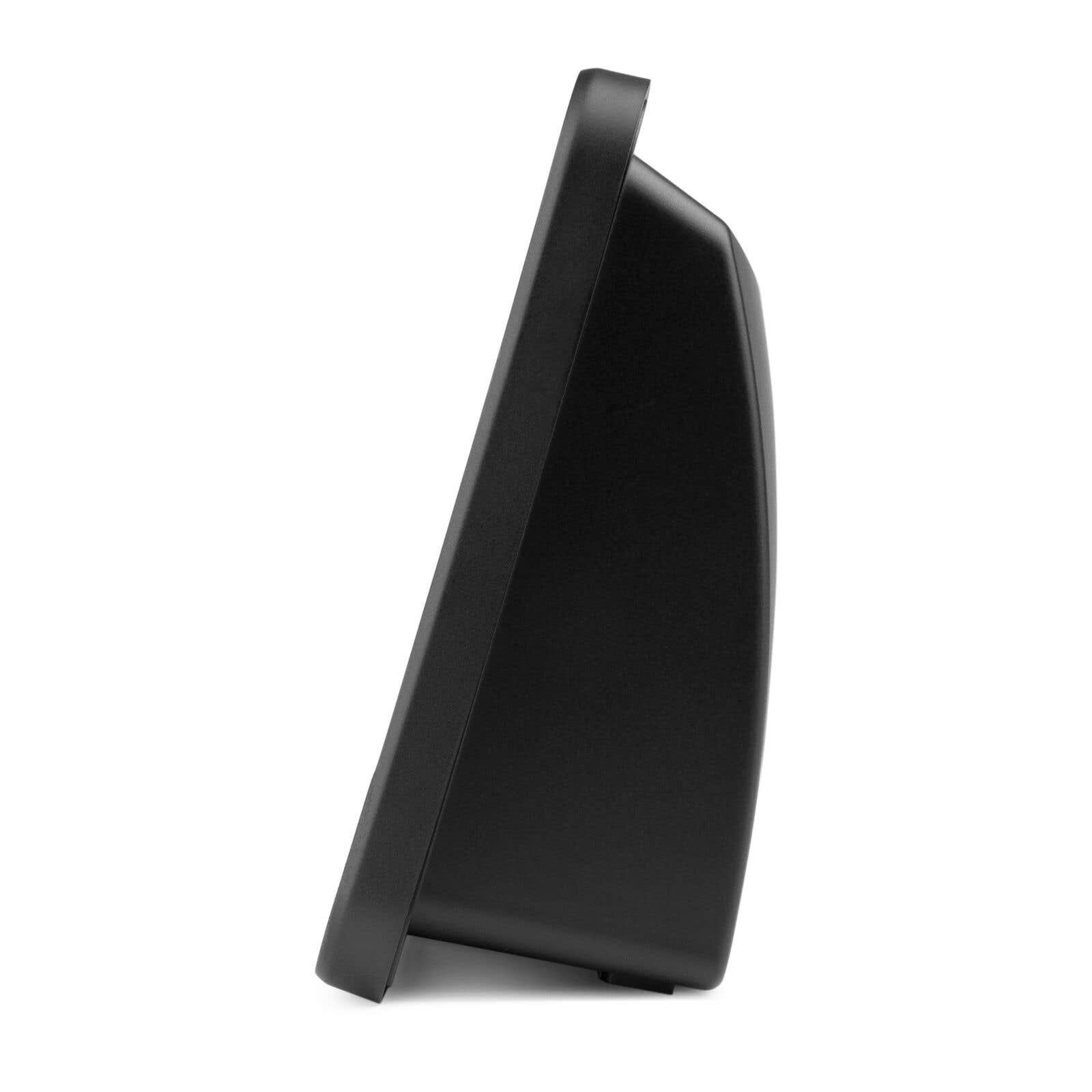 Un dispositivo negro, posiblemente un altavoz, visto lateralmente, sobre fondo blanco.