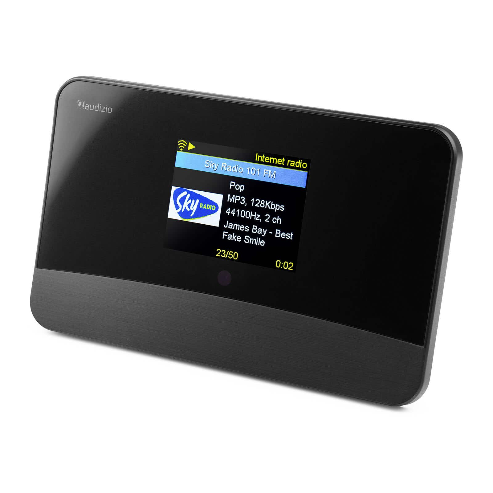 Dispositivo de audio negro con pantalla que muestra información de radio. Fondo blanco.