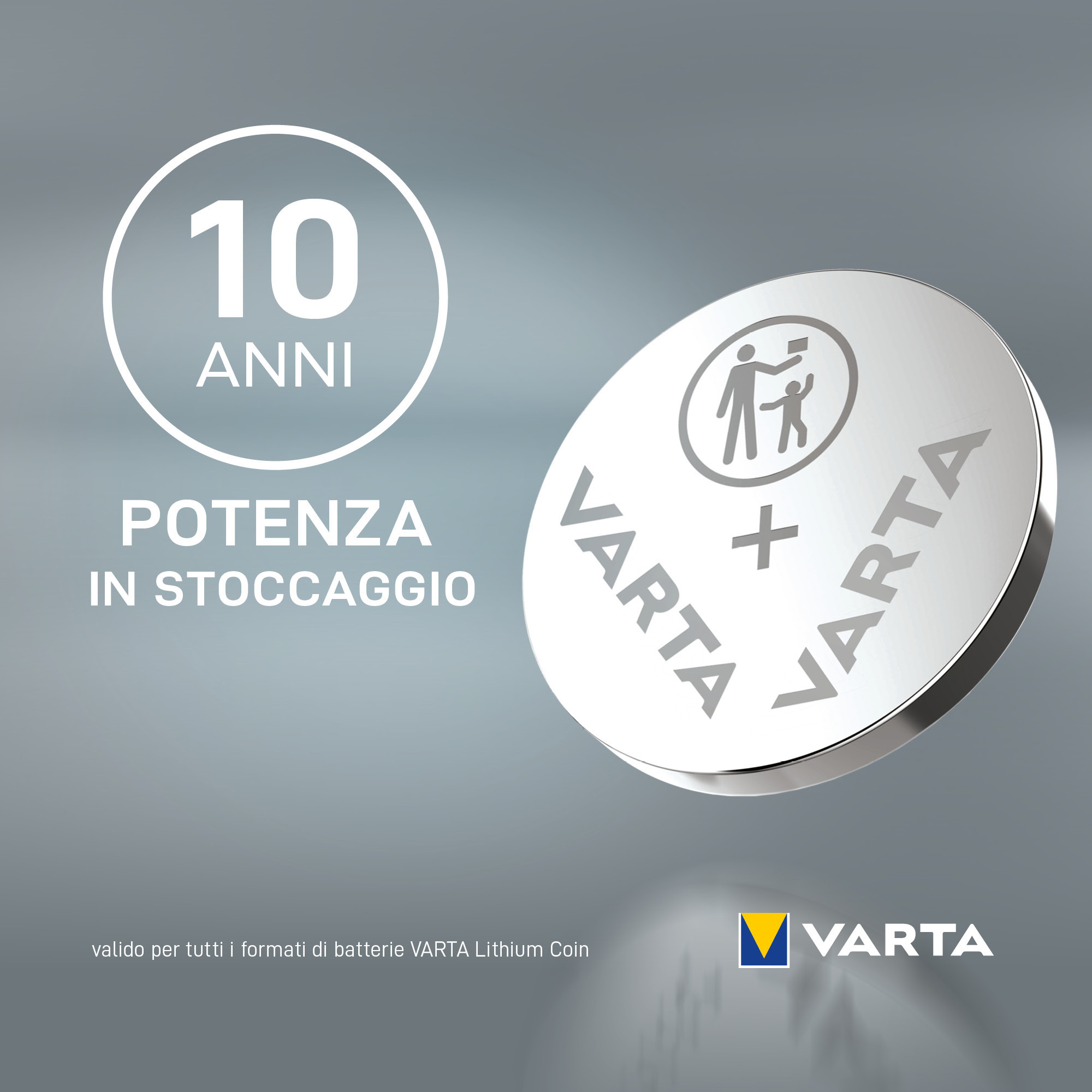 Silberne Varta Batterie. Text: 10 Anni, Potenza in Stoccaggio, Varta.