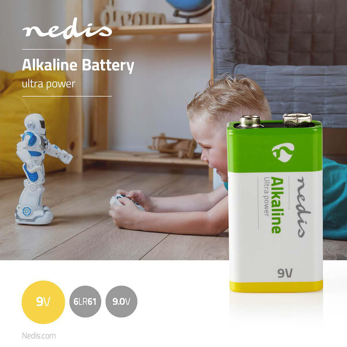 Ragazzo gioca con robot e presente una batteria grande con testo.