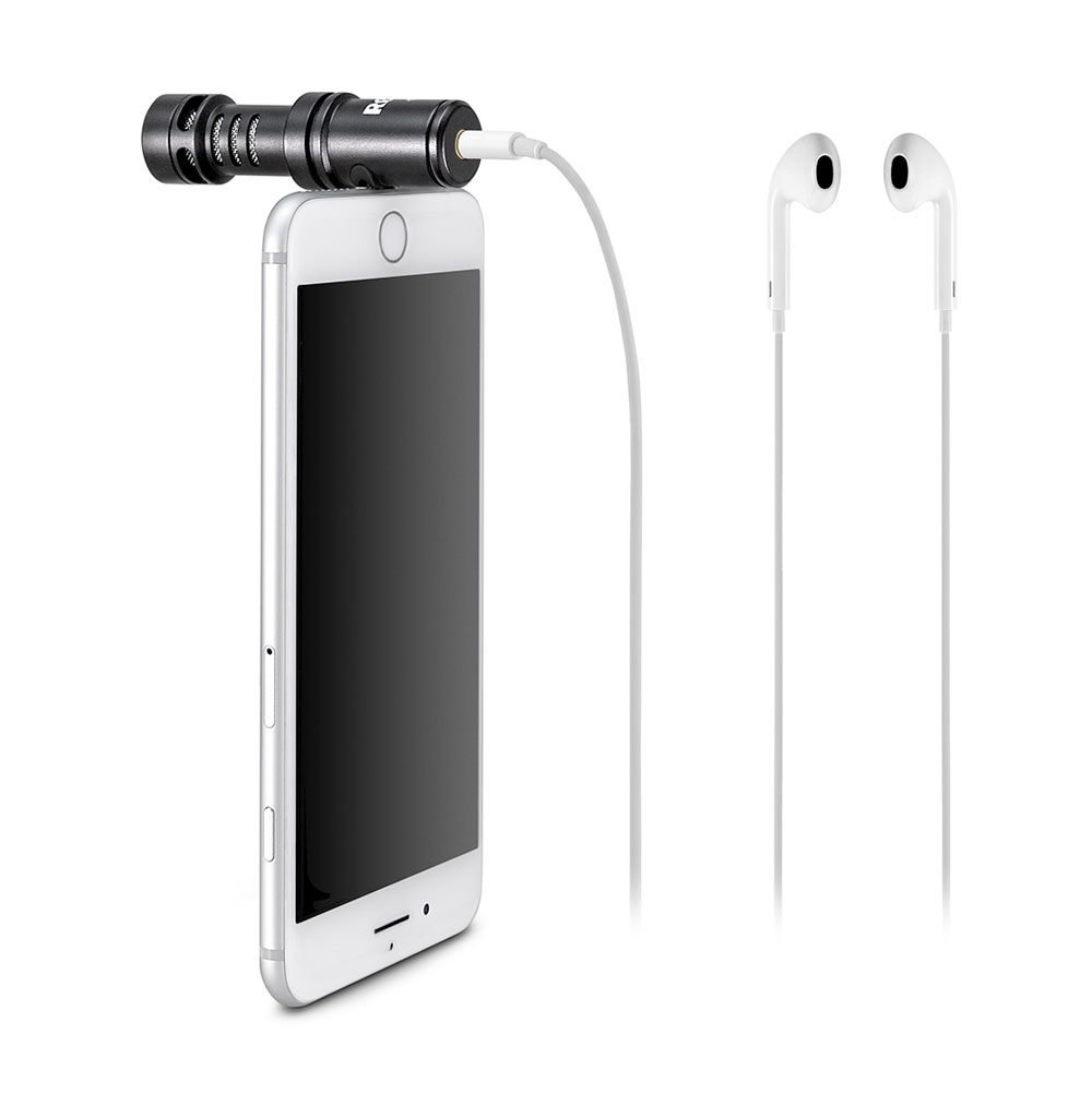 Uno smartphone bianco con un microfono collegato e un paio di auricolari bianchi. Il telefono e gli auricolari sono su bianco.