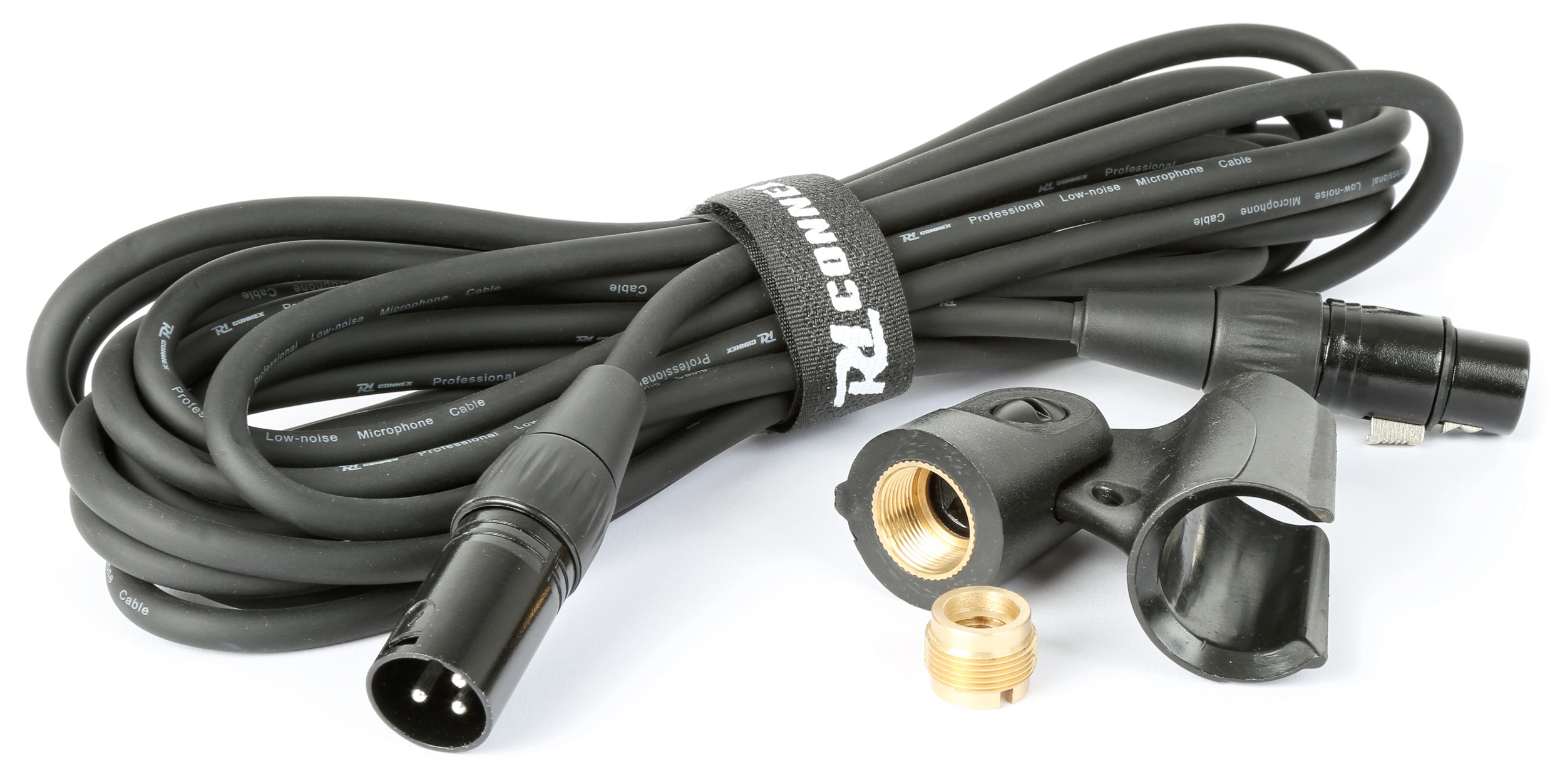 Czarny kabel mikrofonowy i elementy statywu na białej powierzchni.