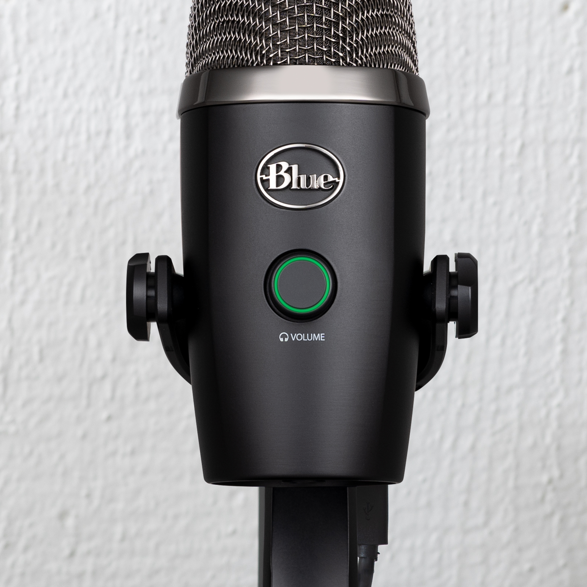 Ein schwarzes Blue Yeti USB-Mikrofon mit silbernem Mesh-Gitter.