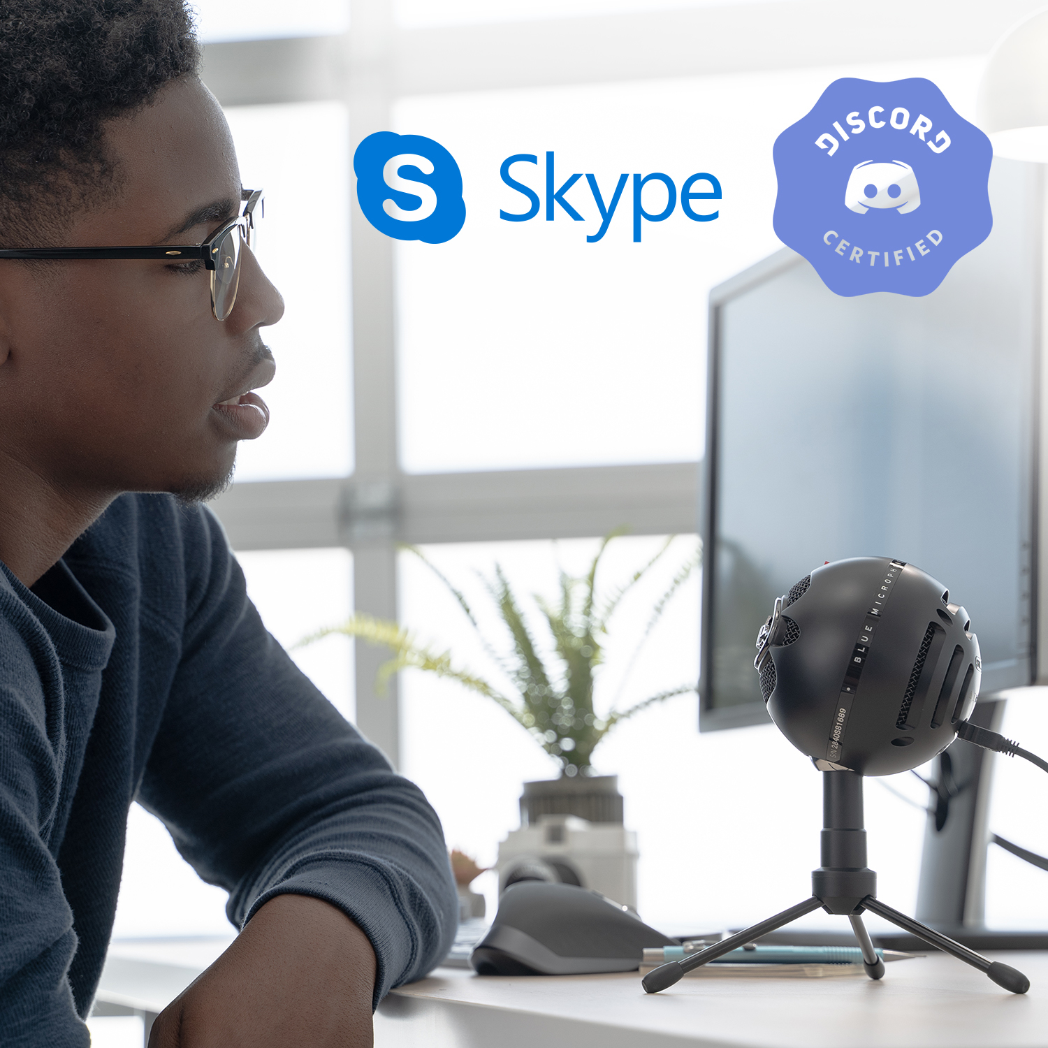 Ein Mann benutzt ein Blue Yeti Mikrofon. Skype- und Discord-Logos sind sichtbar.