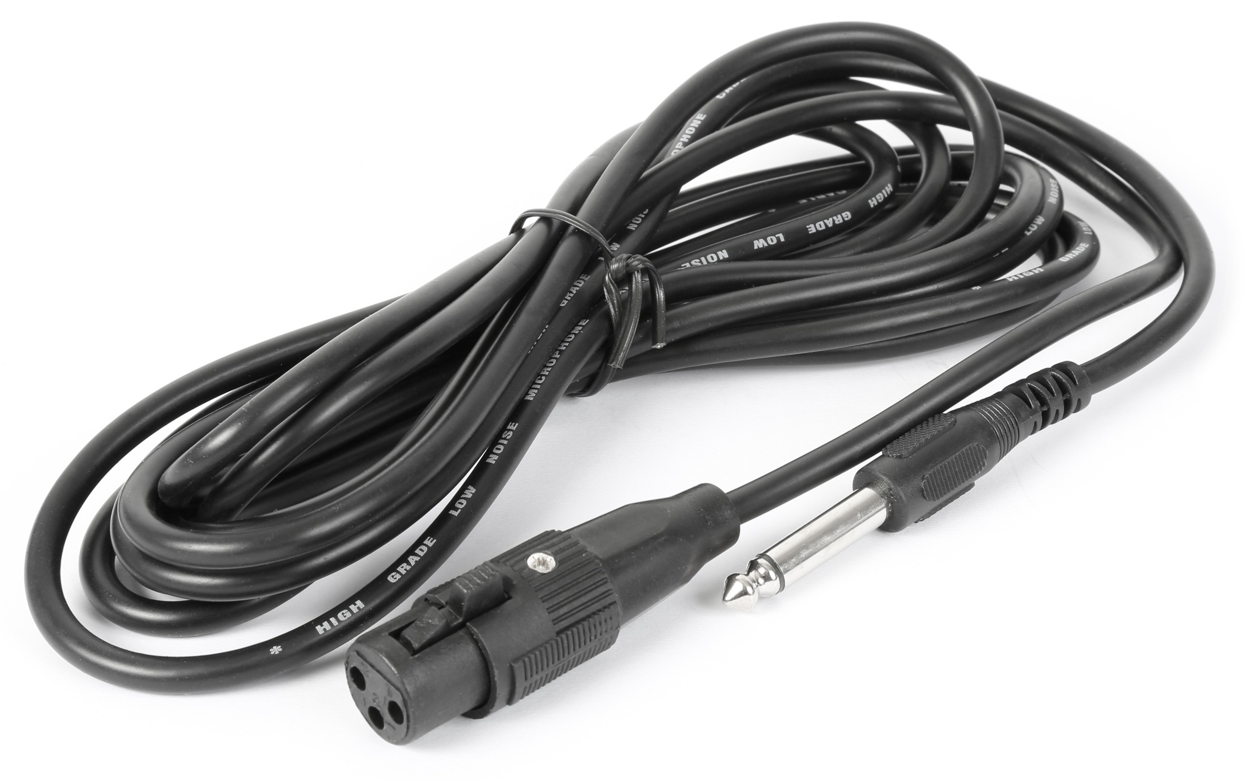 Een zwarte microfoonkabel met een mannelijke XLR en een 6,35 mm jack connector.
