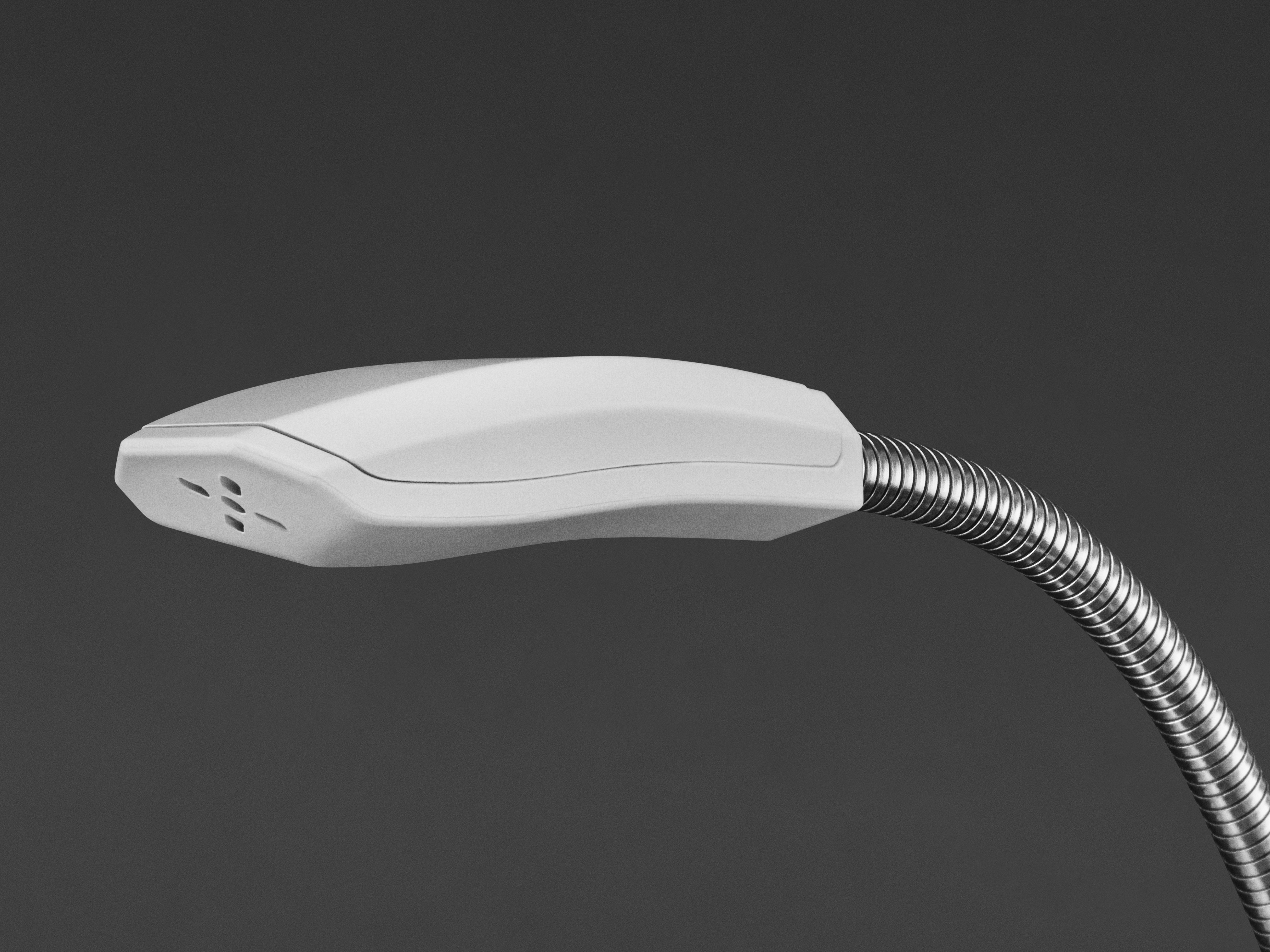 Una lámpara blanca con cuello flexible plateado, sobre fondo gris.