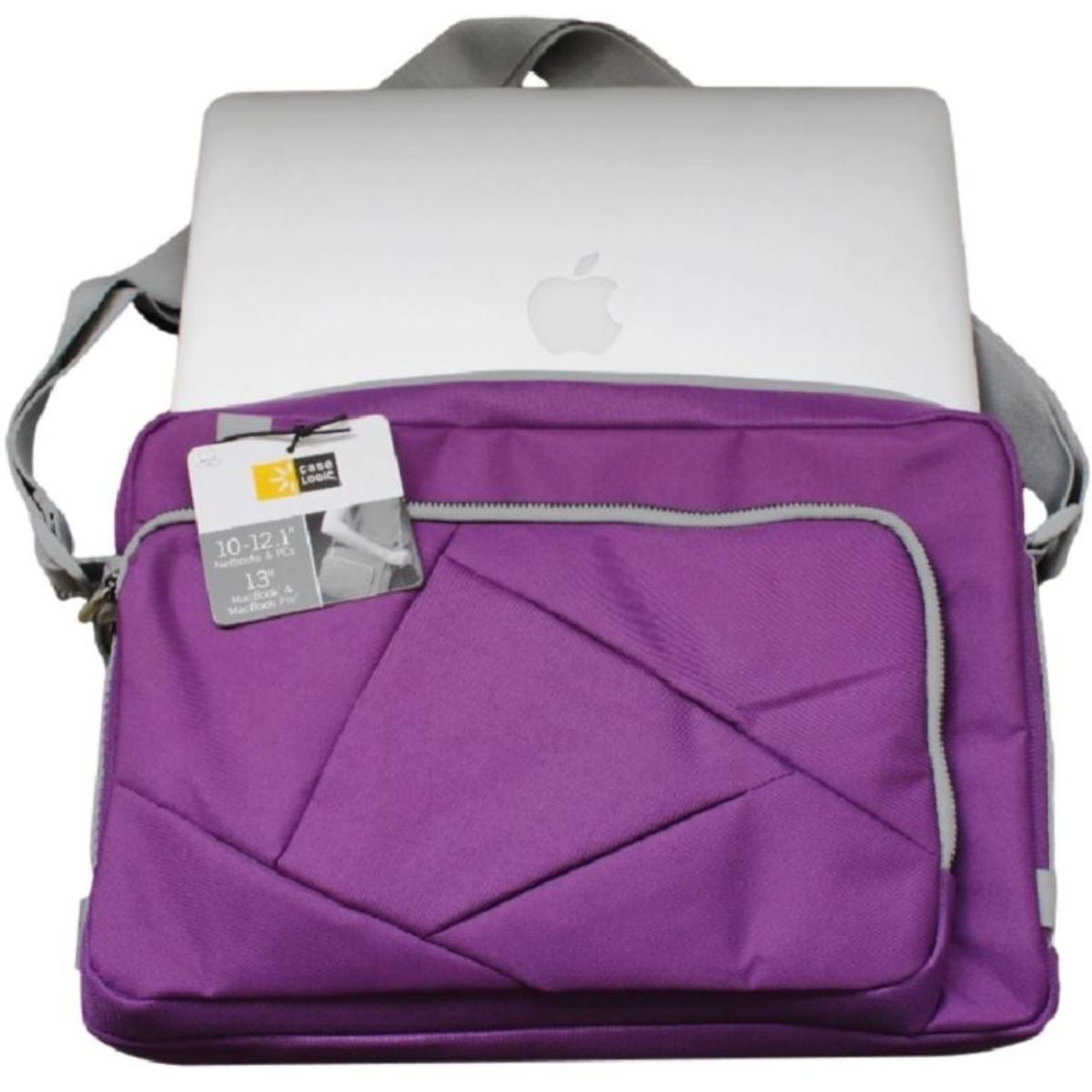 Eine lila Laptop-Tasche mit einem Laptop darin und einem Anhänger mit der Aufschrift 'case logic'.