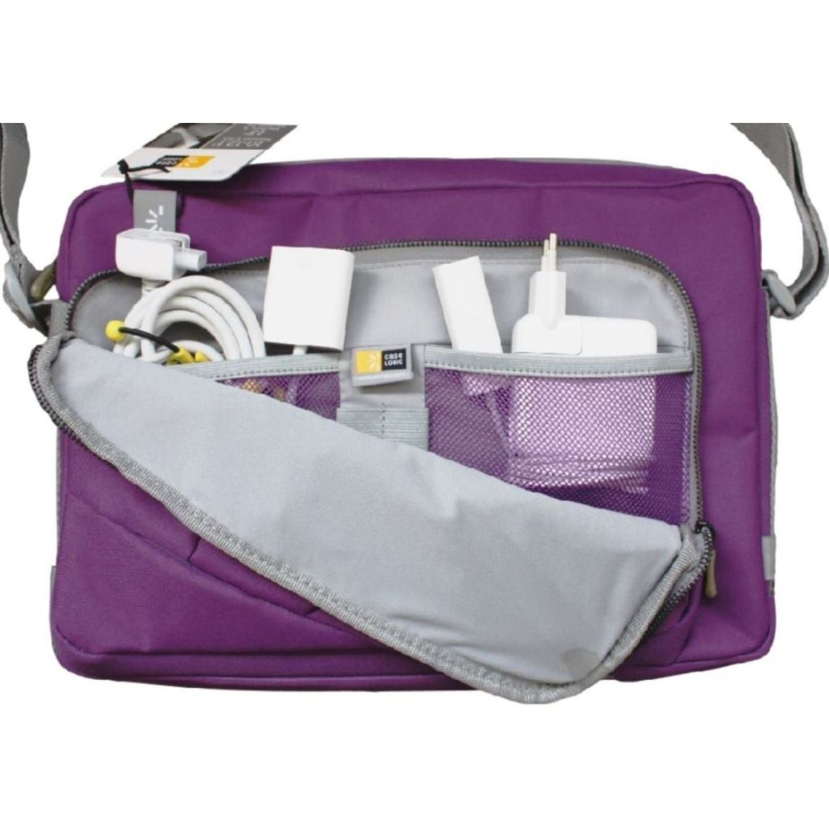 Violette Tasche mit offenem Reißverschluss. Kabel, Ladegeräte und Zubehör sind in der Tasche.