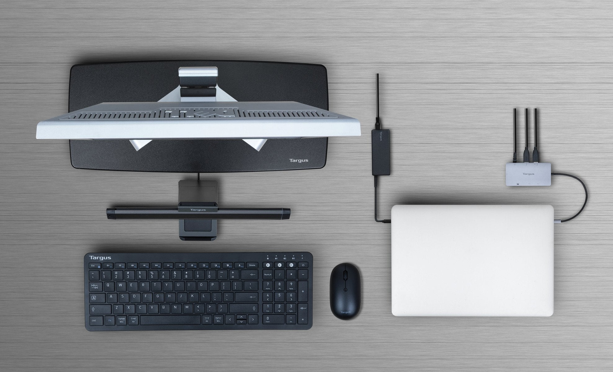 Configurazione Targus: monitor, tastiera, mouse, laptop e hub.