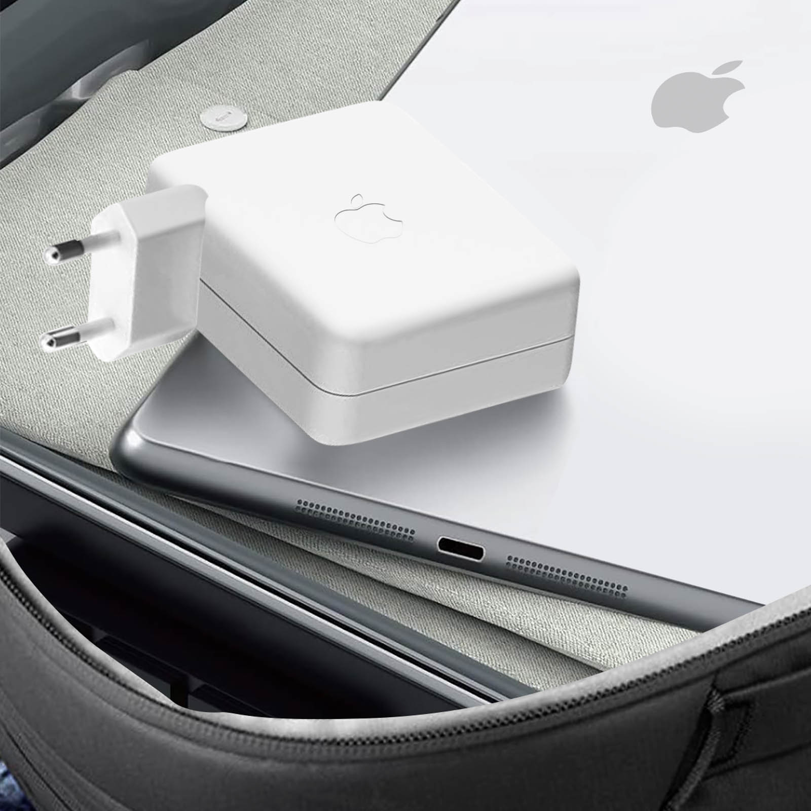Chargeur et prise Apple blancs posés sur un iPad argenté, partiellement dans un sac gris.