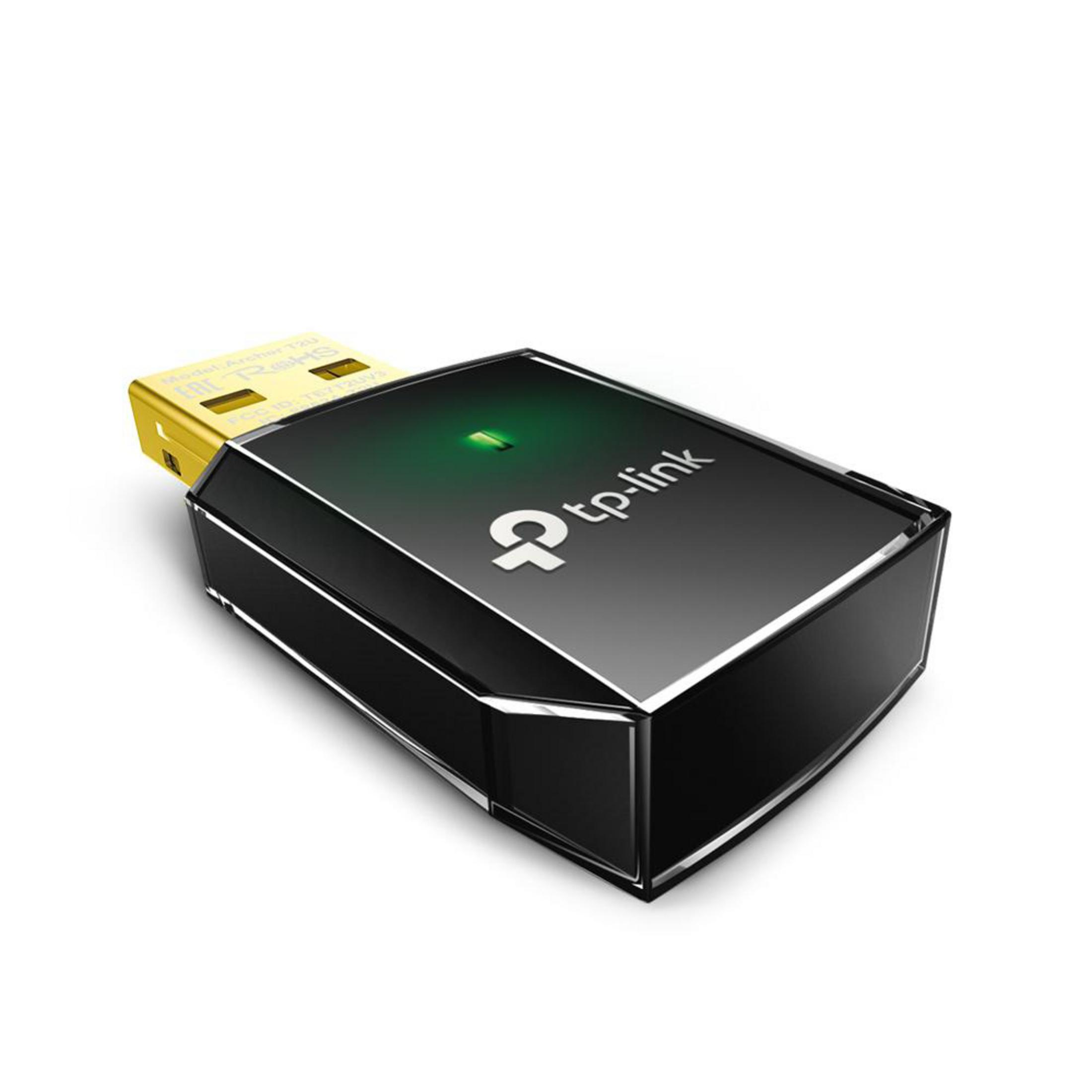Schwarzer USB-Adapter mit grünem Licht auf weißem Hintergrund.