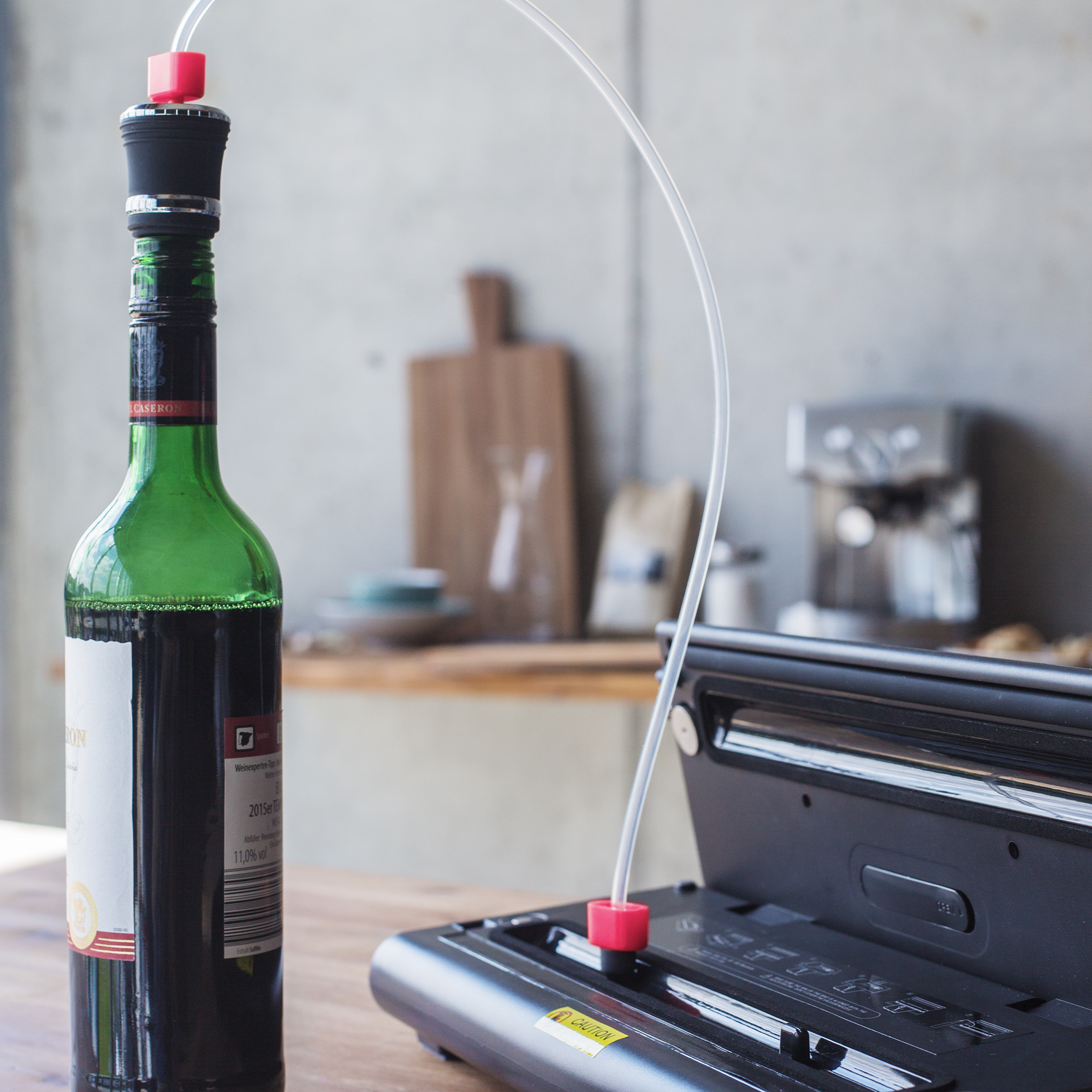 Weinflasche mit Vakuumvorrichtung, verbunden mit einem Vakuumiergerät.